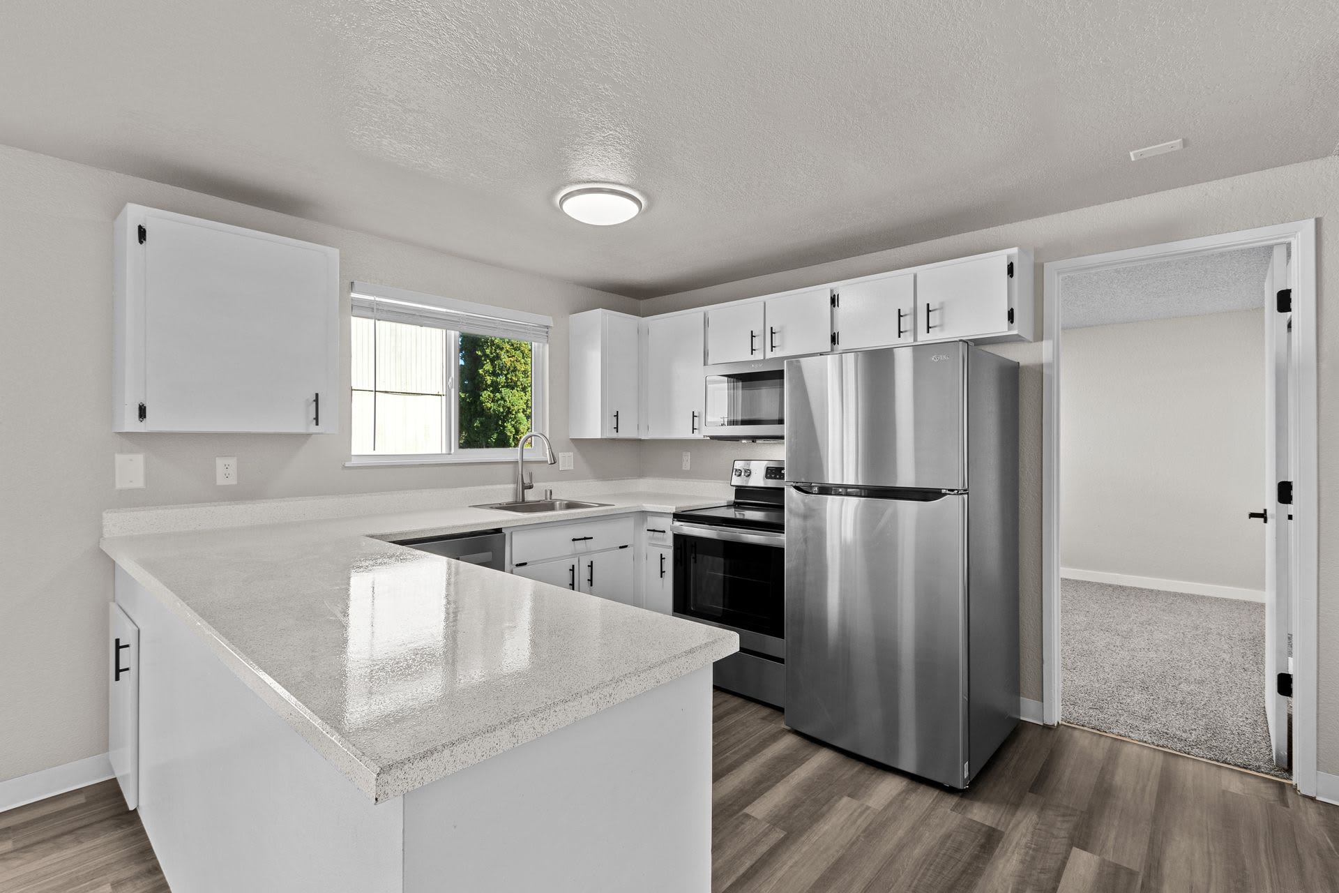 One Of The Largest 2 Bedrooms In The Area With 1 5 Bathrooms And 1100 Square Feet Plus Your Own Laundry Room With Full Size Washer Dryer – photo 1