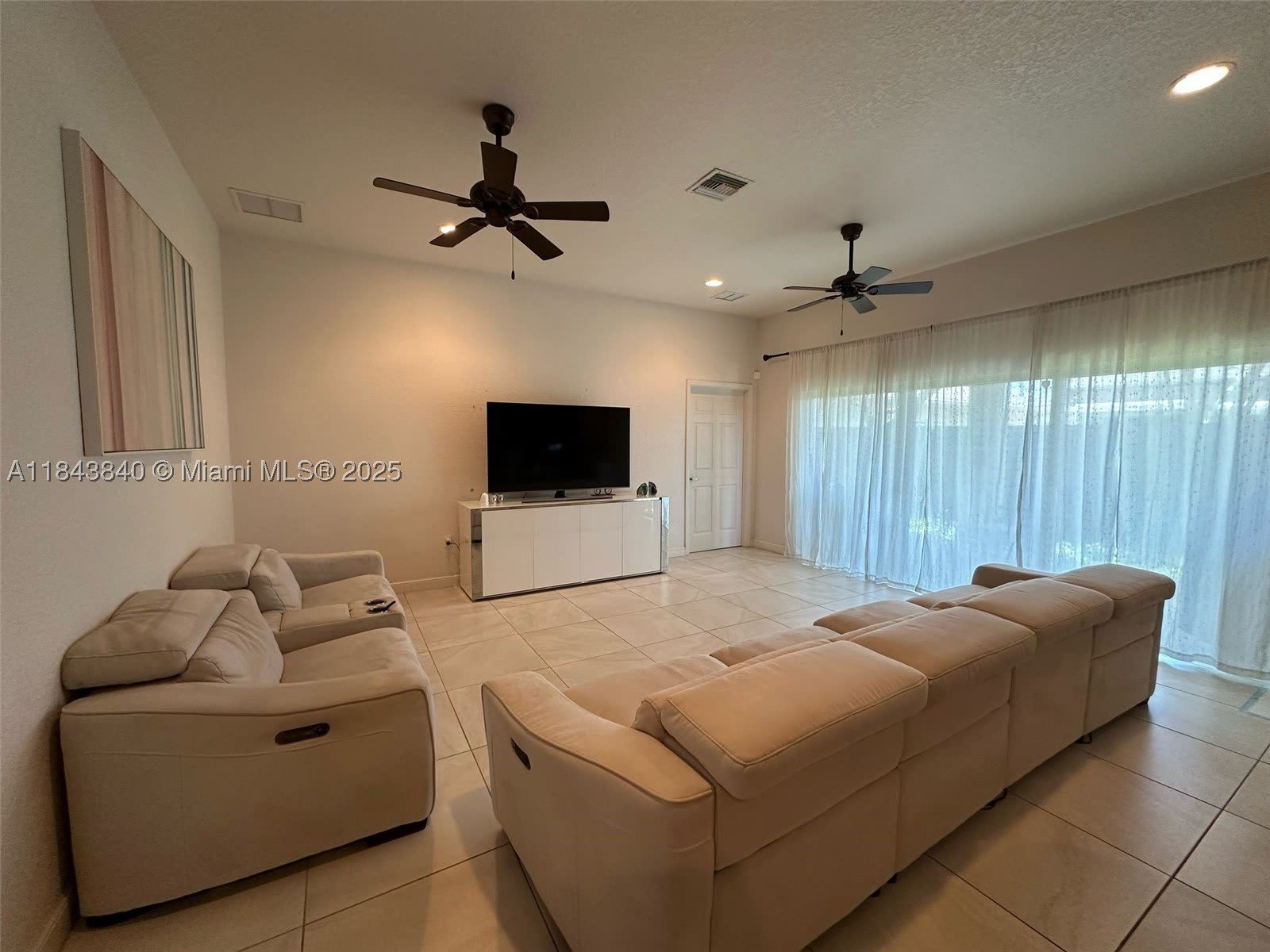 210 SW 4th St – photo 4