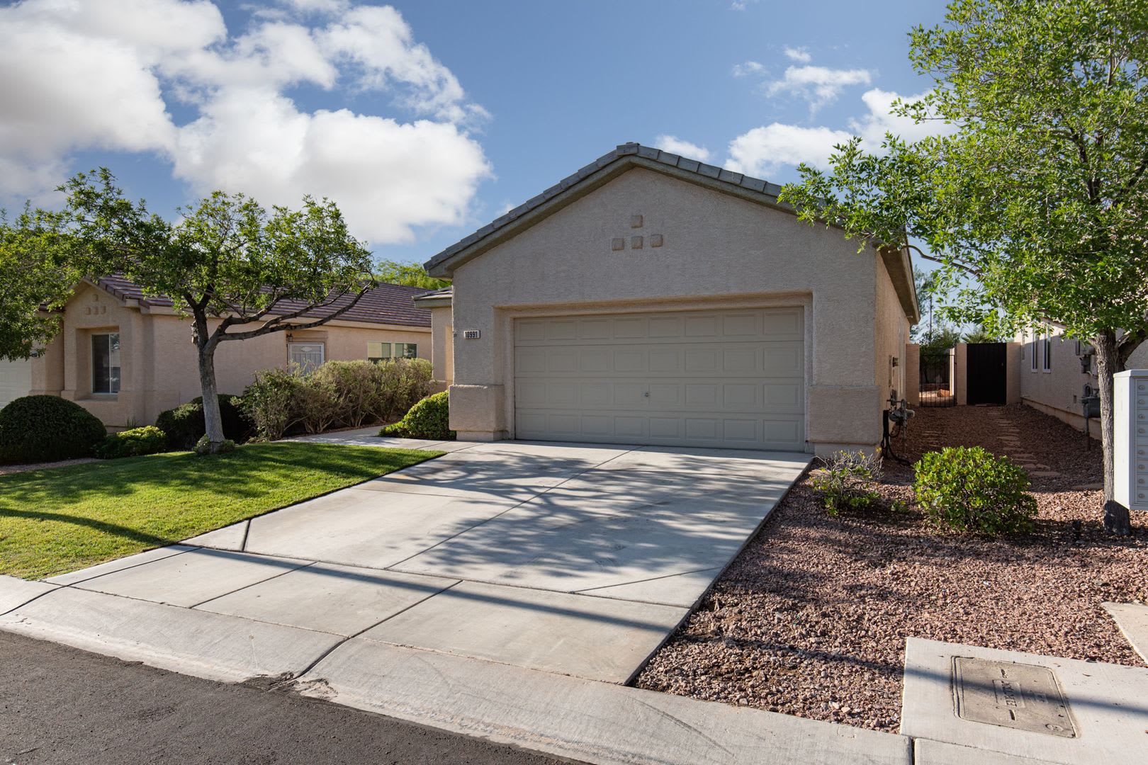 Wonderful Summerlin single story with grass backyard and island kitchen. – photo 1