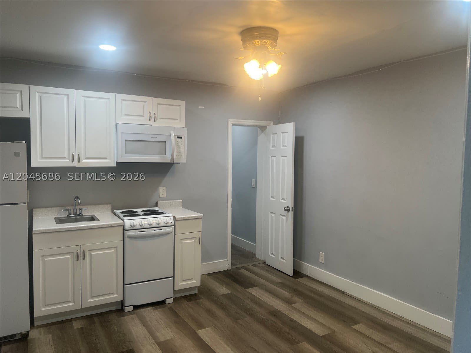 2118 N 19Th Ave – photo 1