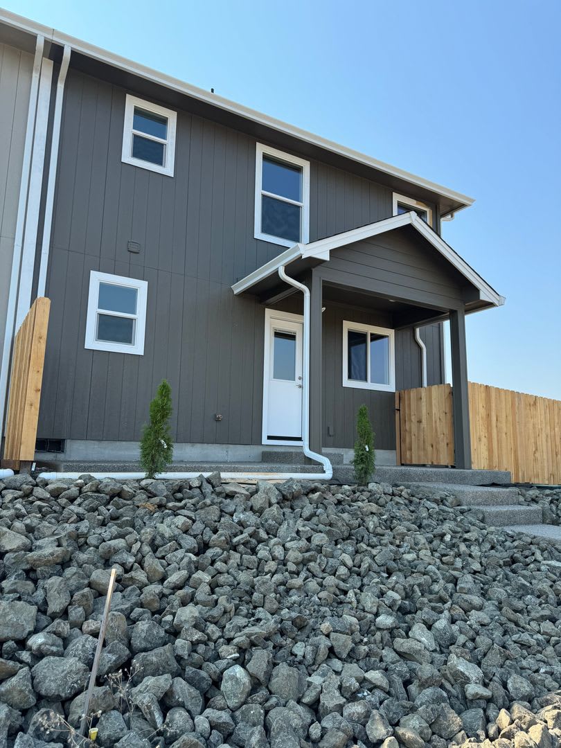 New 3 bedroom 2 1/2 bath home townhome on west side of Roseburg – photo 3