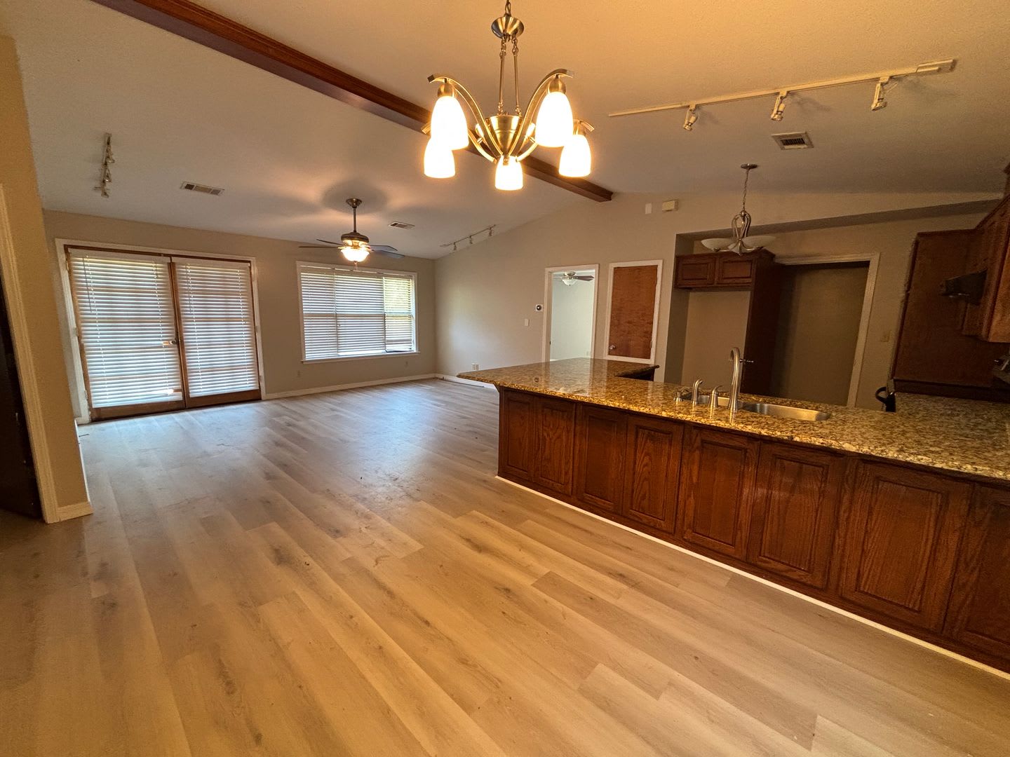 Located on the outskirts of Russellville, this three-bedroom, two-bath home – photo 3