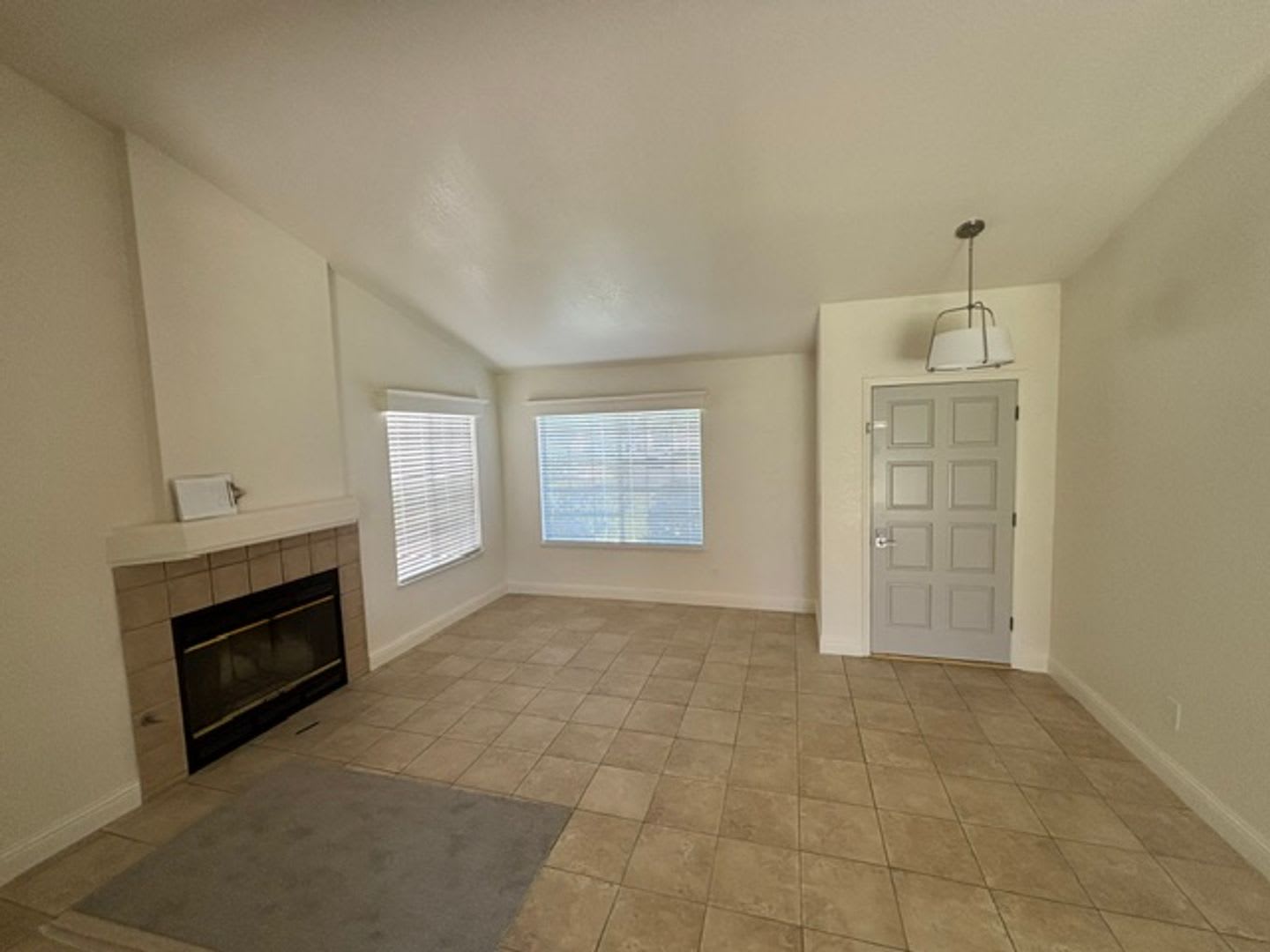 Clean 3 Bedroom / 2 Bathroom home near Stockdale High School, Recently Renovated! – photo 5