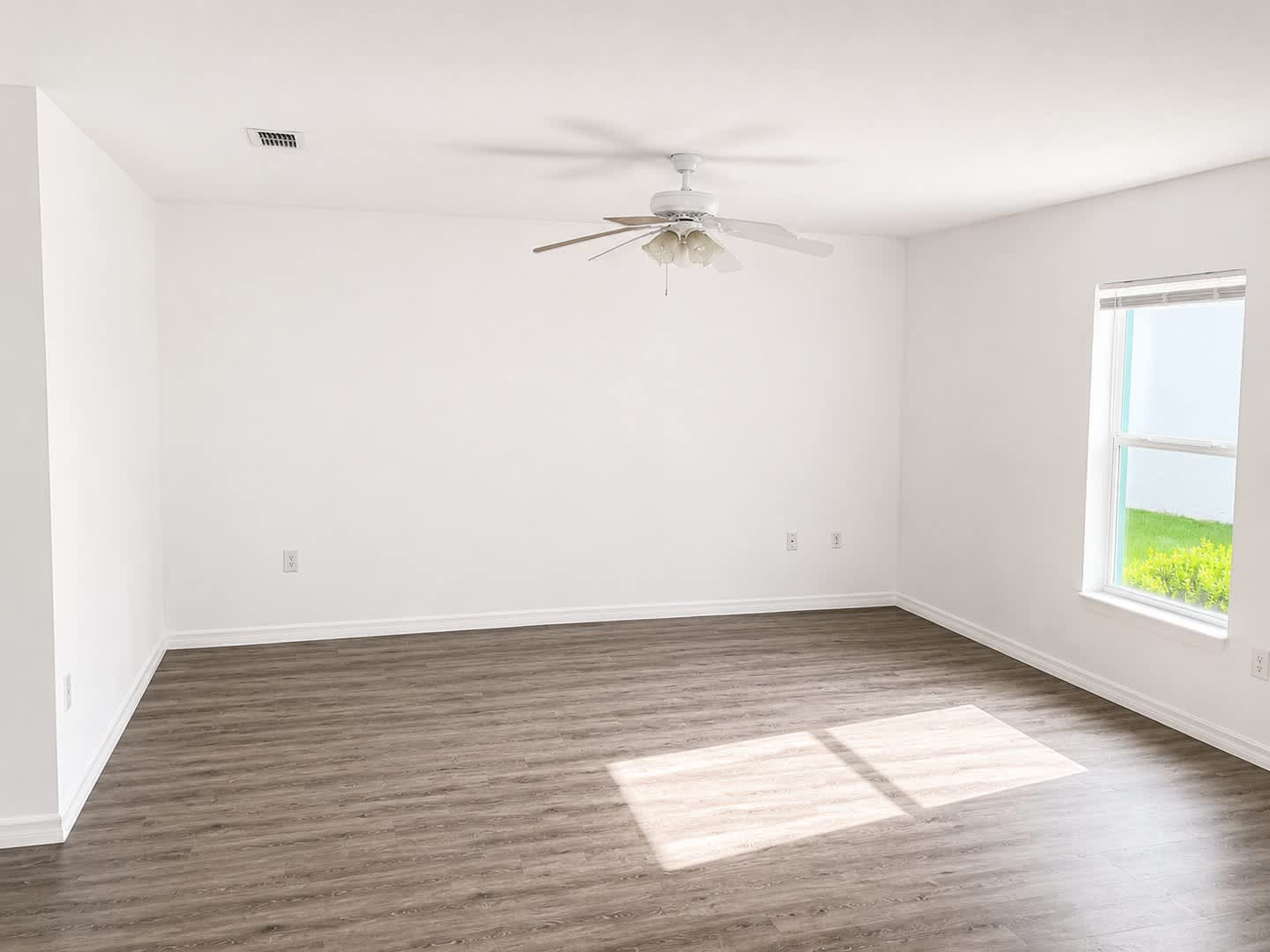 Spacious 2BR/1BA Duplex with Vaulted Ceilings & Wood-Style Flooring! – photo 4