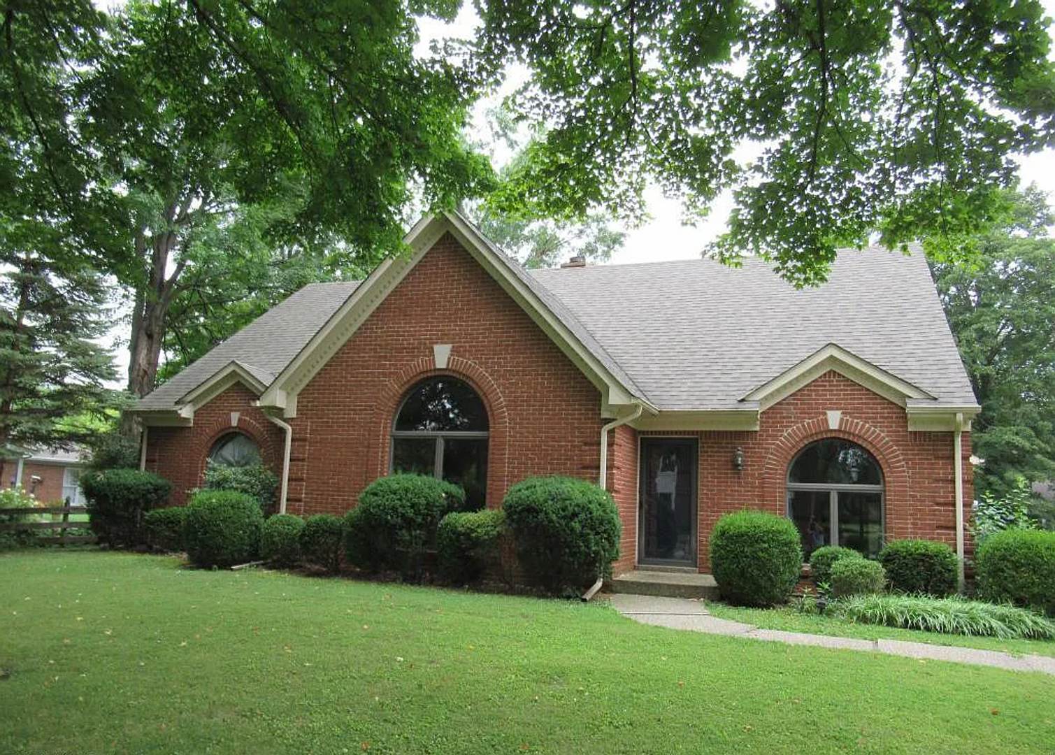 Unique Lyndon area 4 bedroom home with multiple common areas – photo 4
