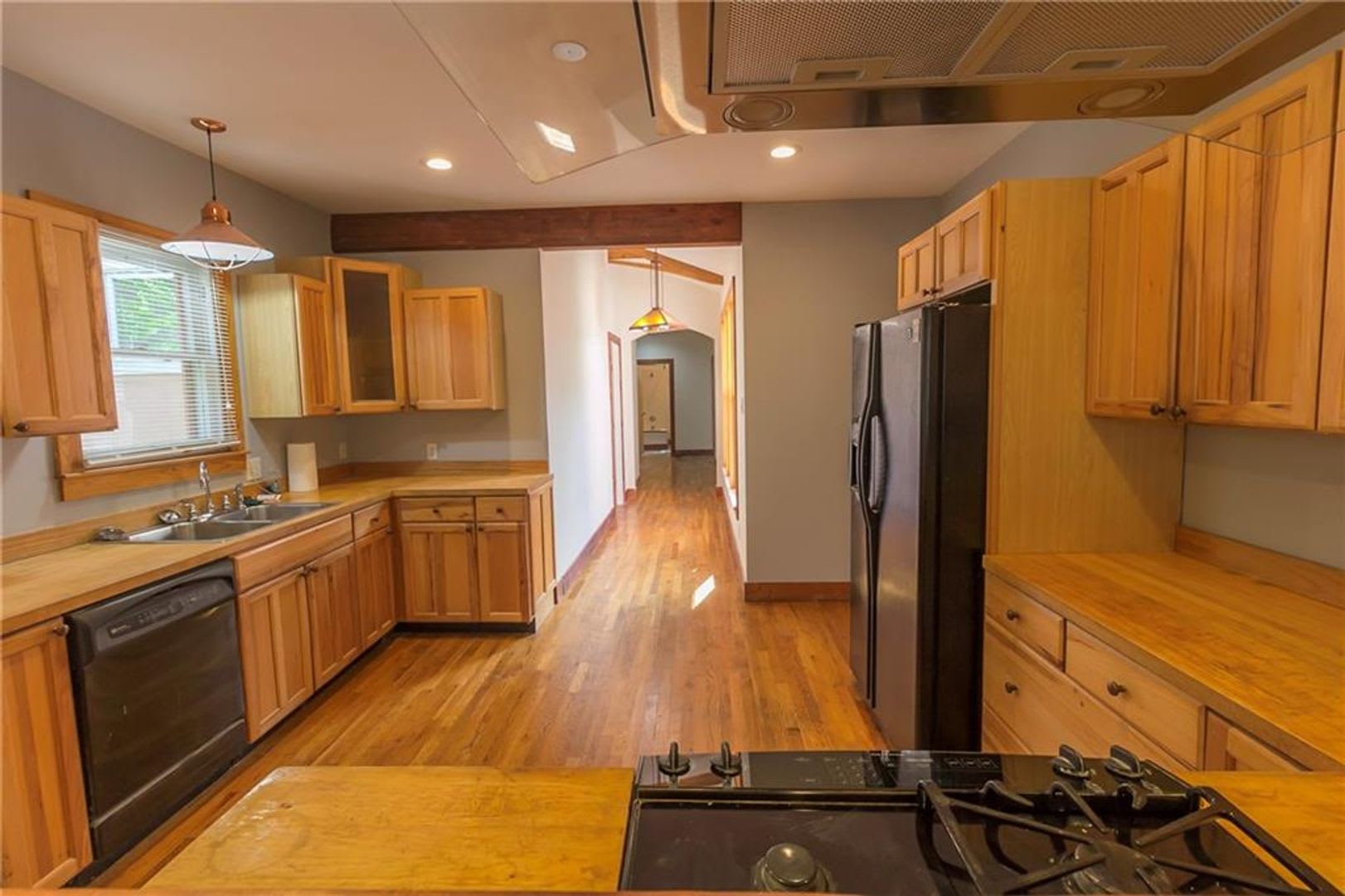Gorgeous Hyde Park 7 bed House featuring flexible, updated floor plan. – photo 4