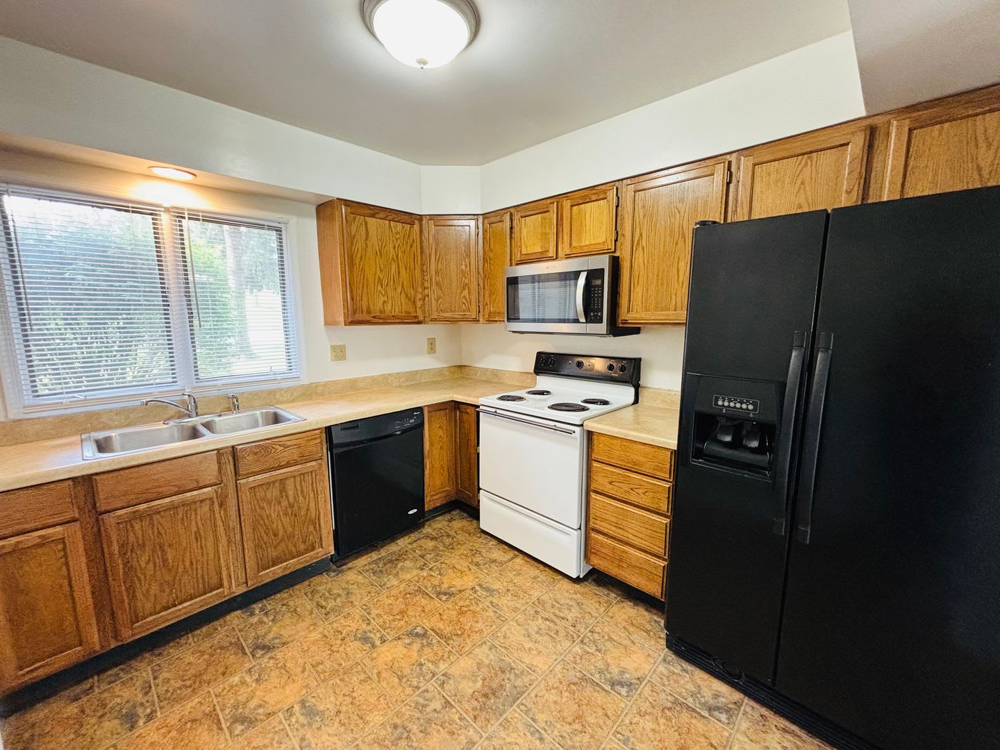 3 Bedroom 2.5 Bath Townhouse – photo 4