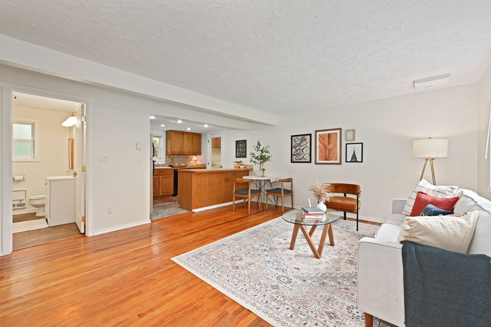 Cozy 2-bedroom 2 bath house in Redmond- Offering a 6-month lease. – photo 4