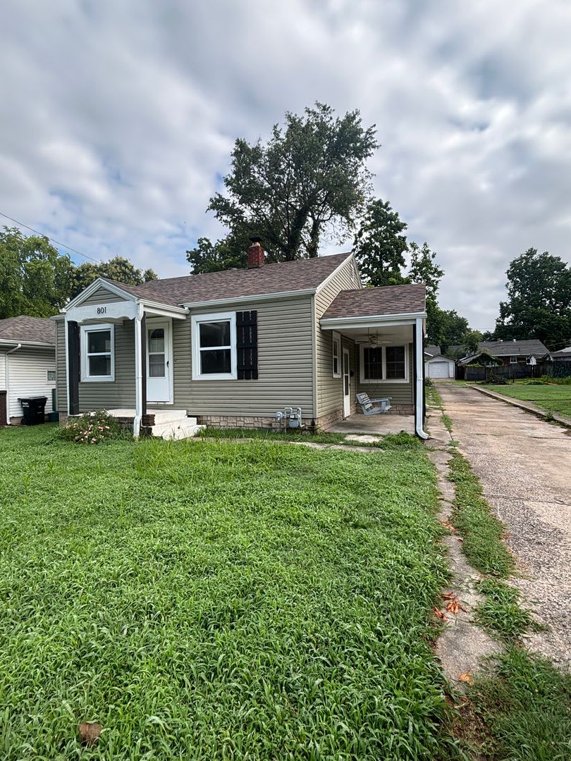 MOVE IN SPECIAL! Beautiful 3 bedroom 2 bath in the Phelps grove neighborhood! – photo 1