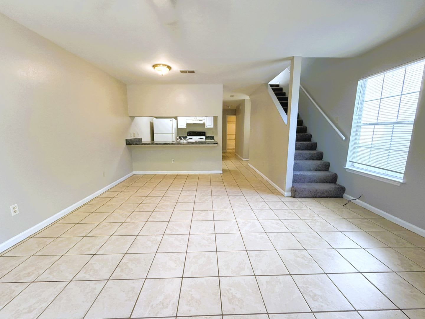AWESOME 3/3 w/ Open Kitchen w/ Bar, W/D, New Paint, Walk in Closets! $1350/month Avail Now! – photo 4