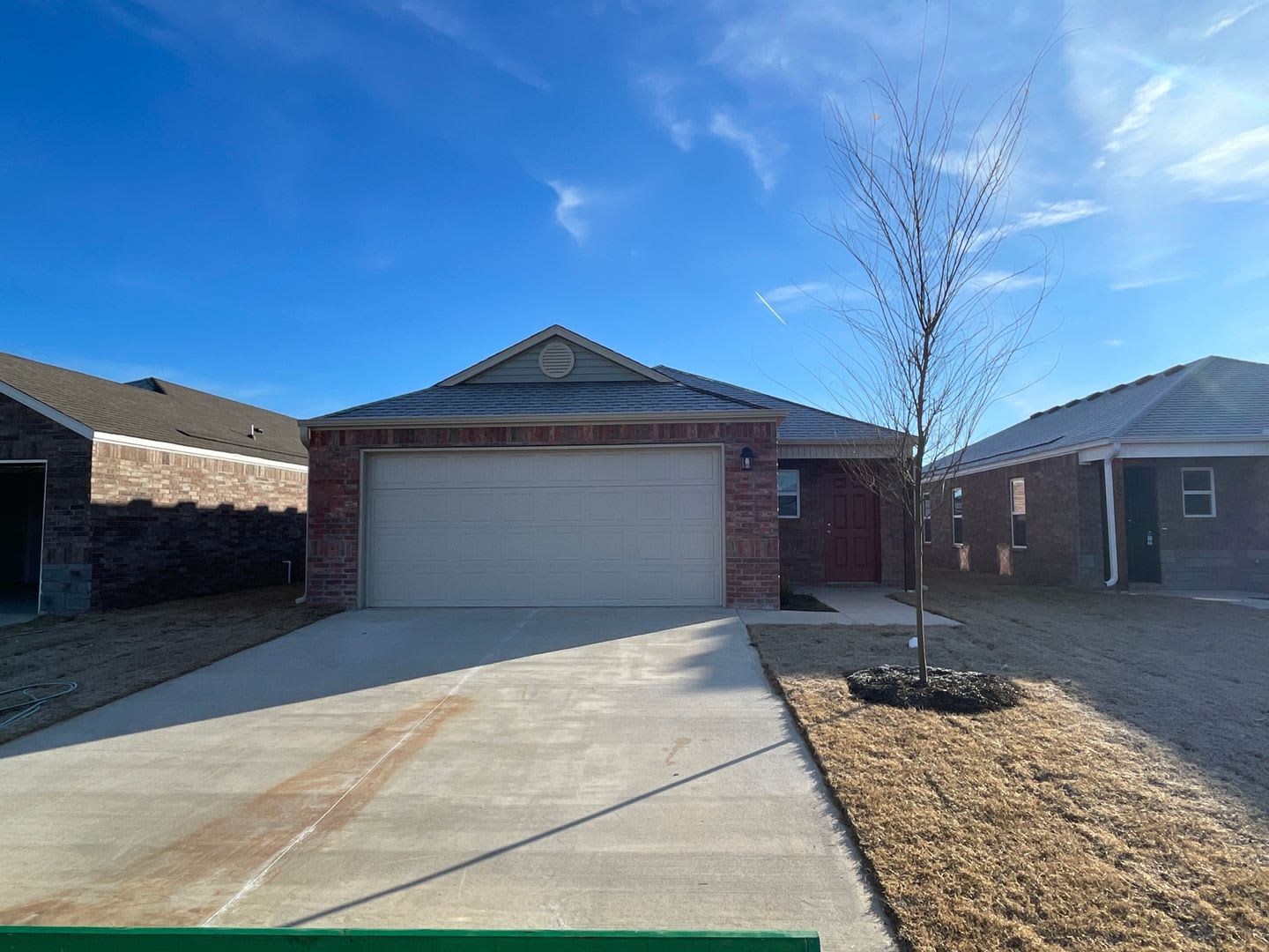 Pre-Leasing Now: Modern 3-Bedroom, 2-Bath Home in Barberry Court! – photo 3