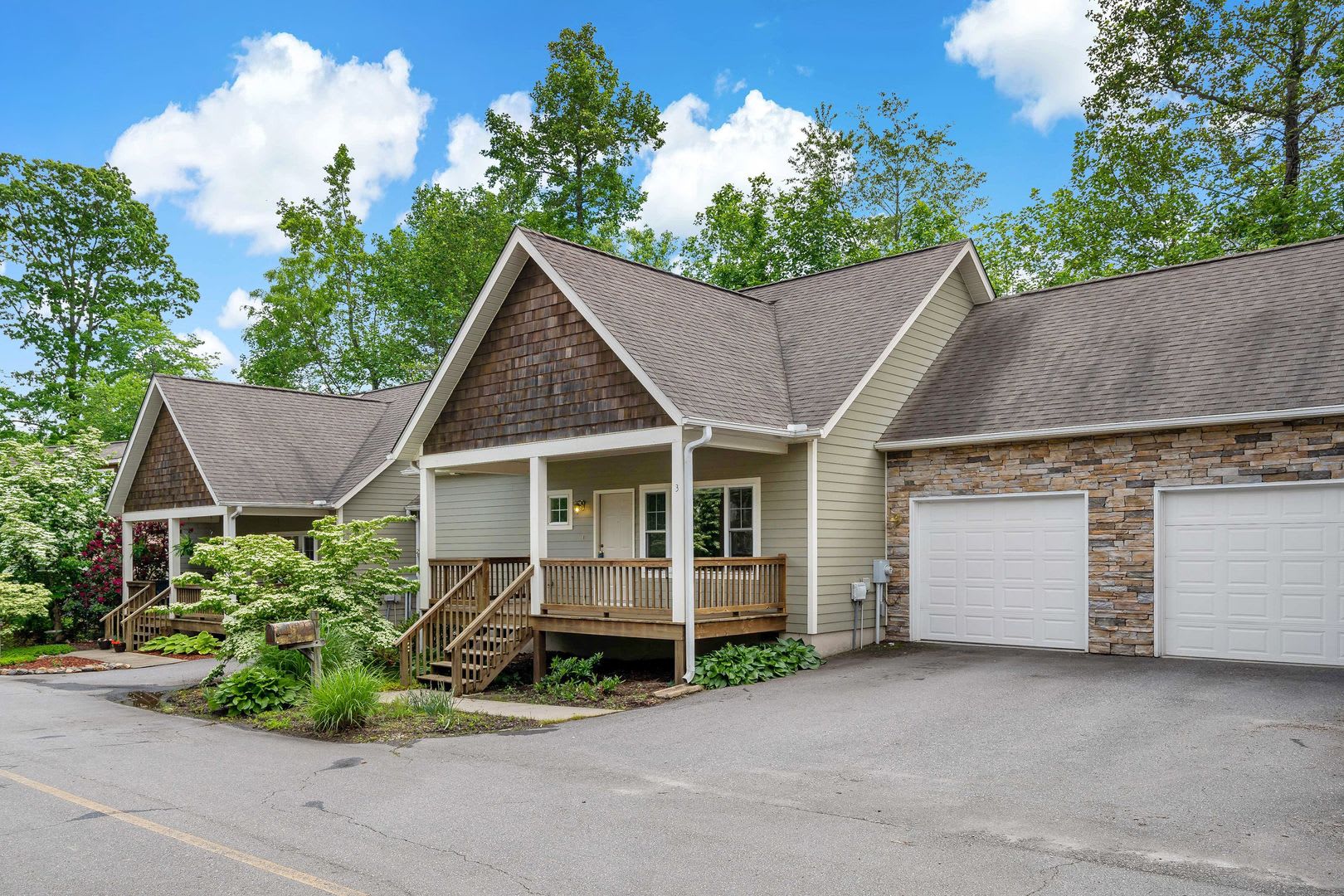 Black Mountain Townhouse Rental! – photo 2
