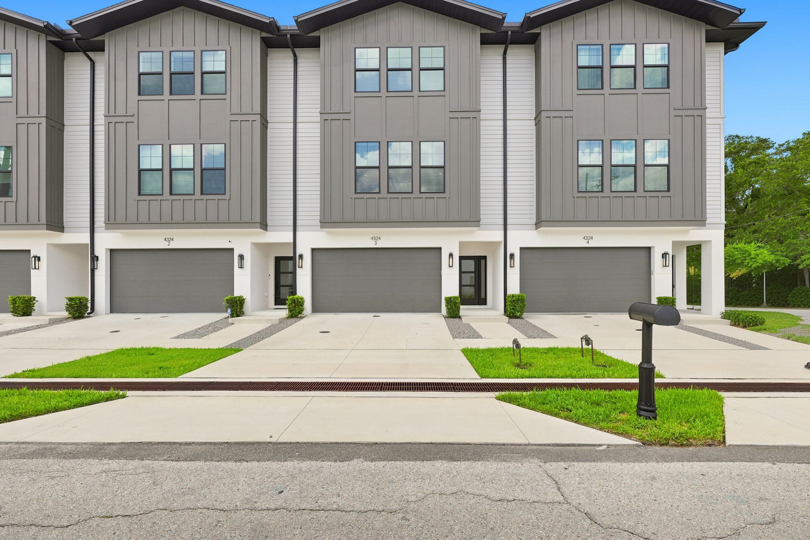 GORGEOUS Like NEW 4/3.5 CUSTOM TOWNHOME – photo 2