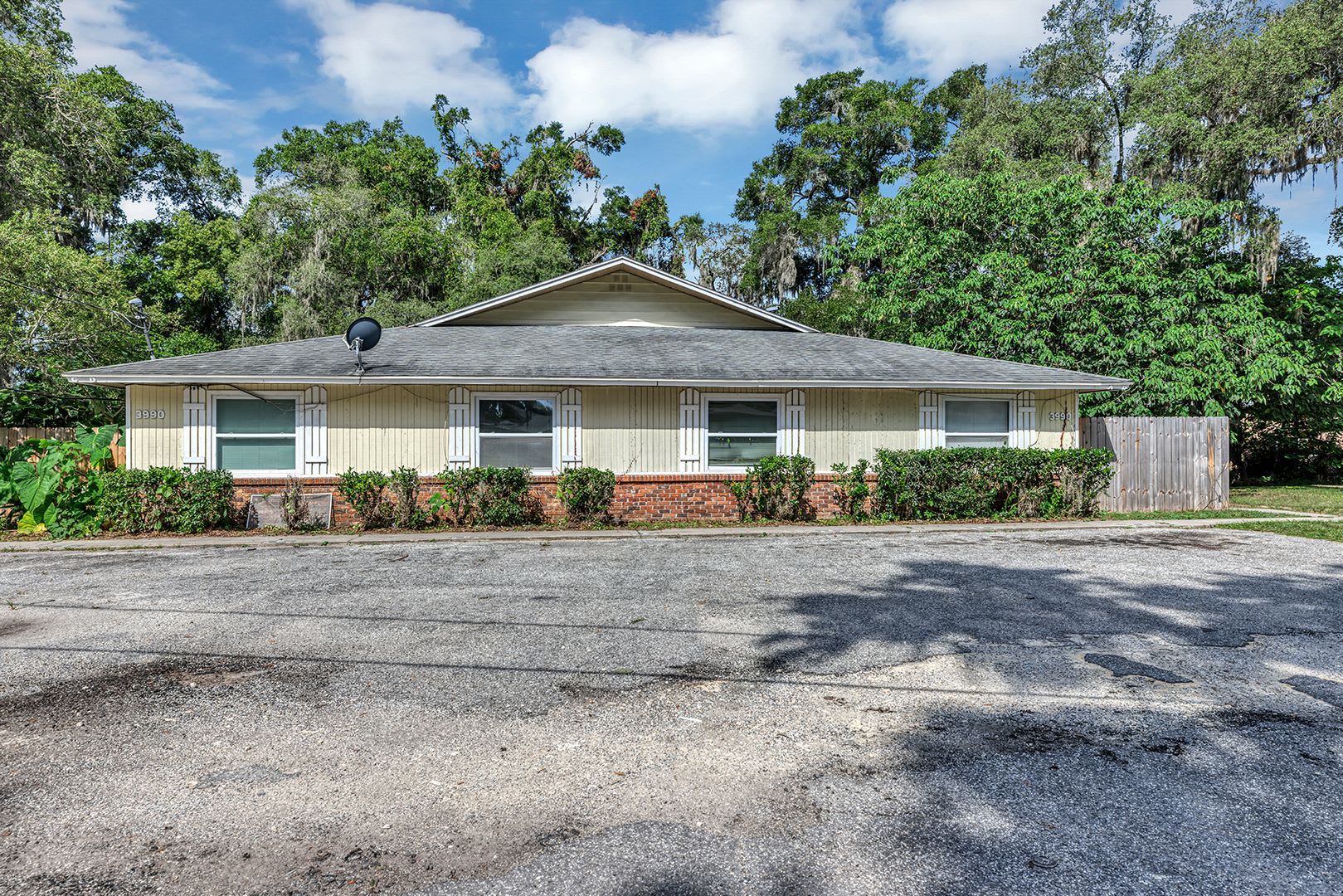 Spacious 3Br 2Ba Ocala Home With Modern Finishes Fireplace Floor To Ceiling Sliding Glass Doors Private Fenced Patio – photo 3