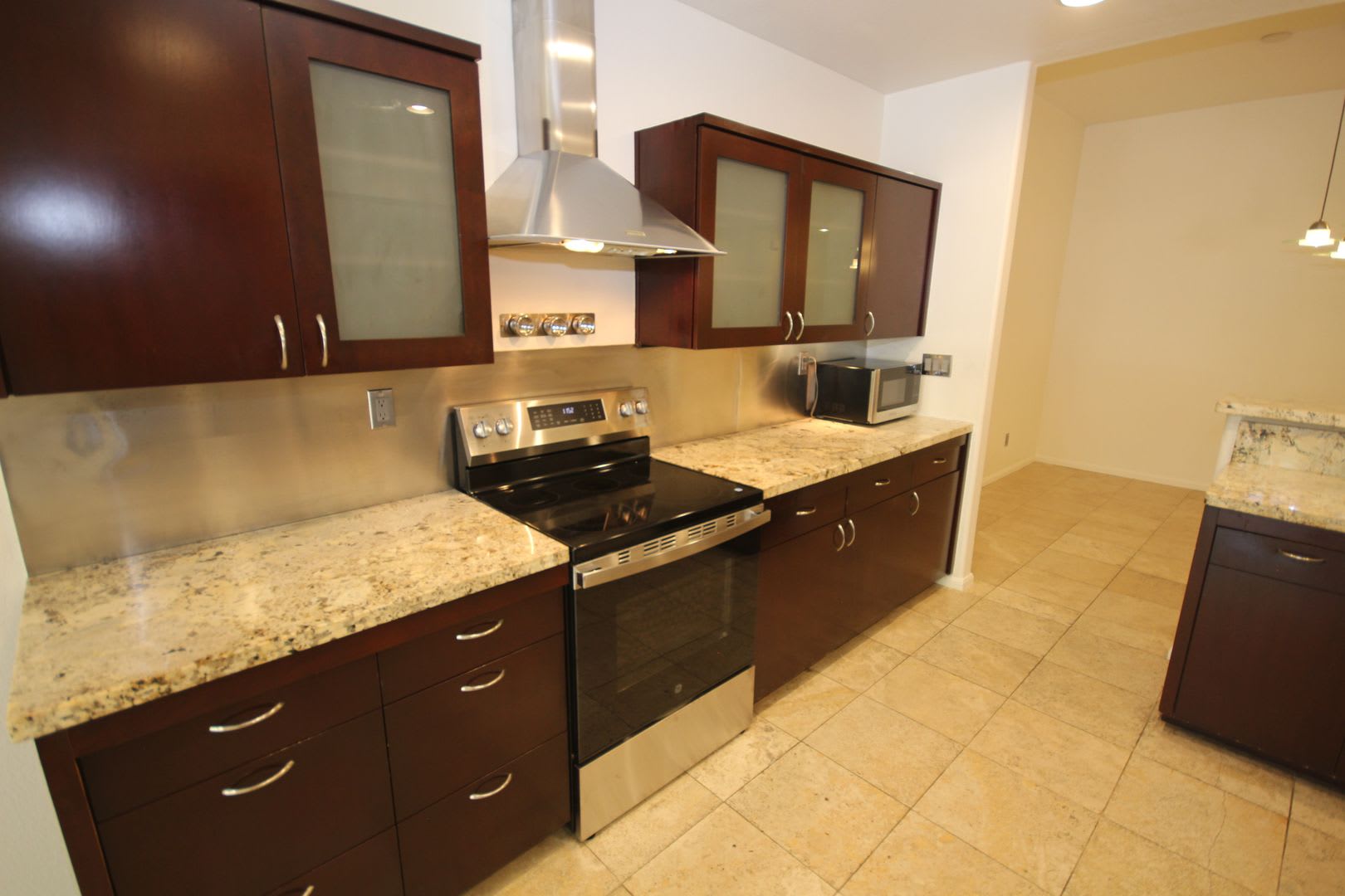 Spacious 2 Bedroom 2-1/2 Bathroom Townhome with 2-car garage in La Jolla near UCSD – photo 3