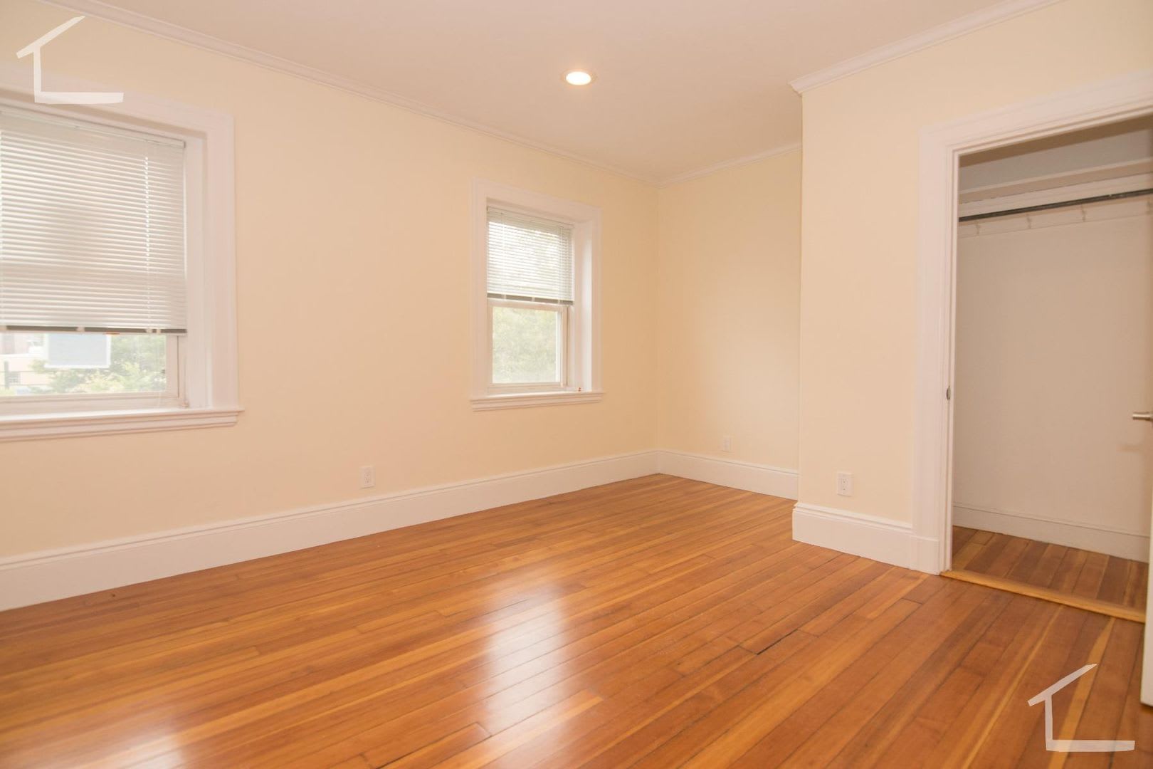 Charming 3 Bedroom-No Broker Fee – photo 2