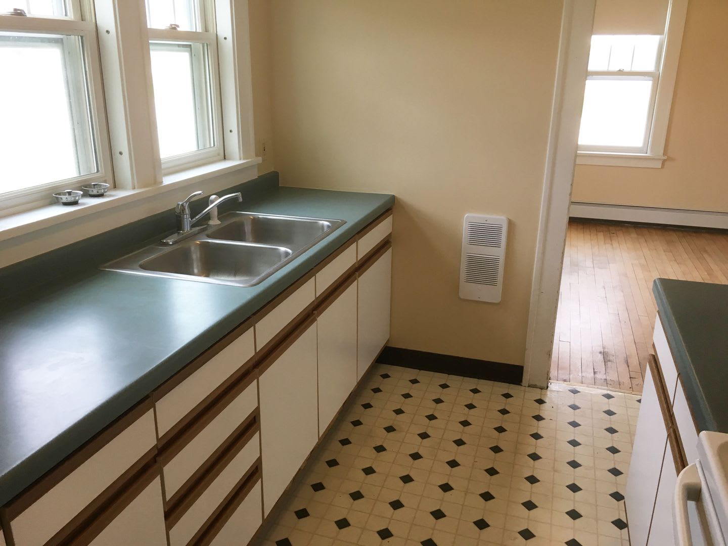 3 Bedroom Single Family Home w/ Hardwood Floors – photo 5