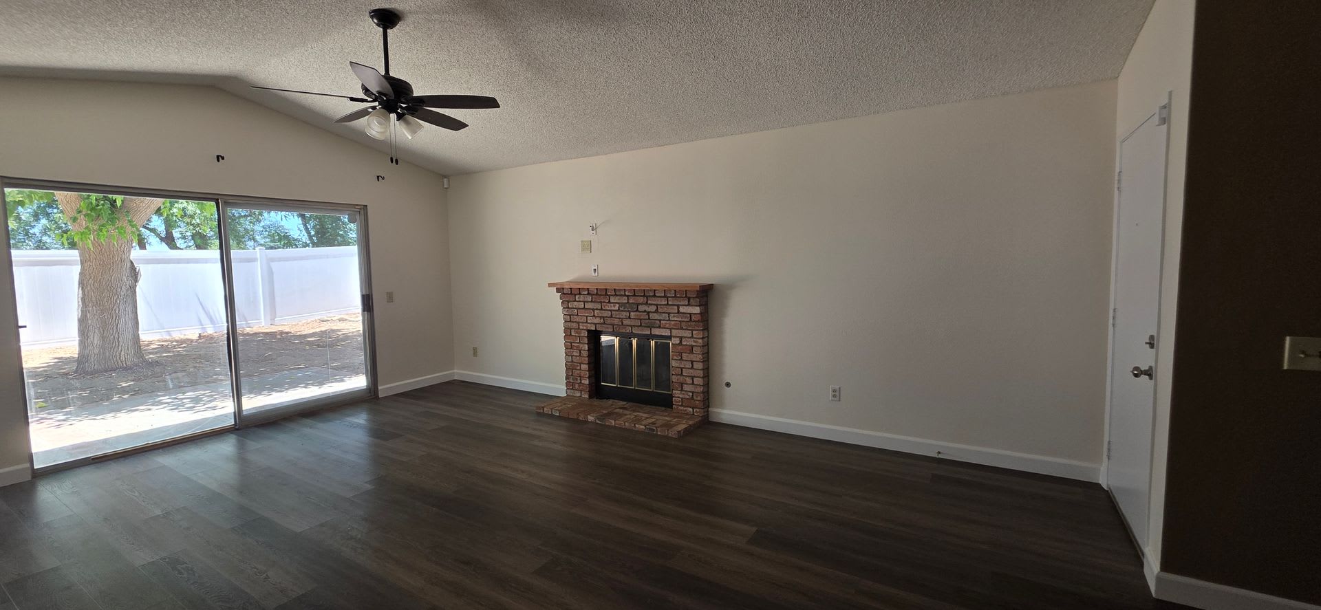 Two Bedroom, Two Bathroom Home in Beaumont! – photo 2