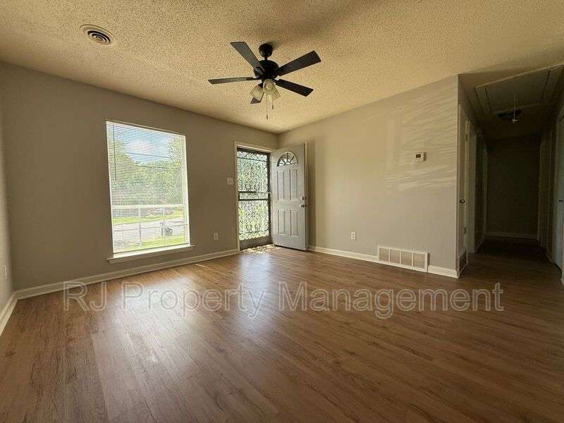 4200 Clydesdale Dr – photo 3