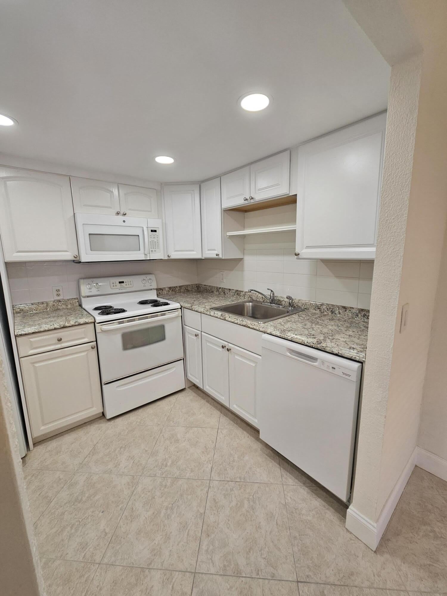 211 E Saxony Lane – photo 5