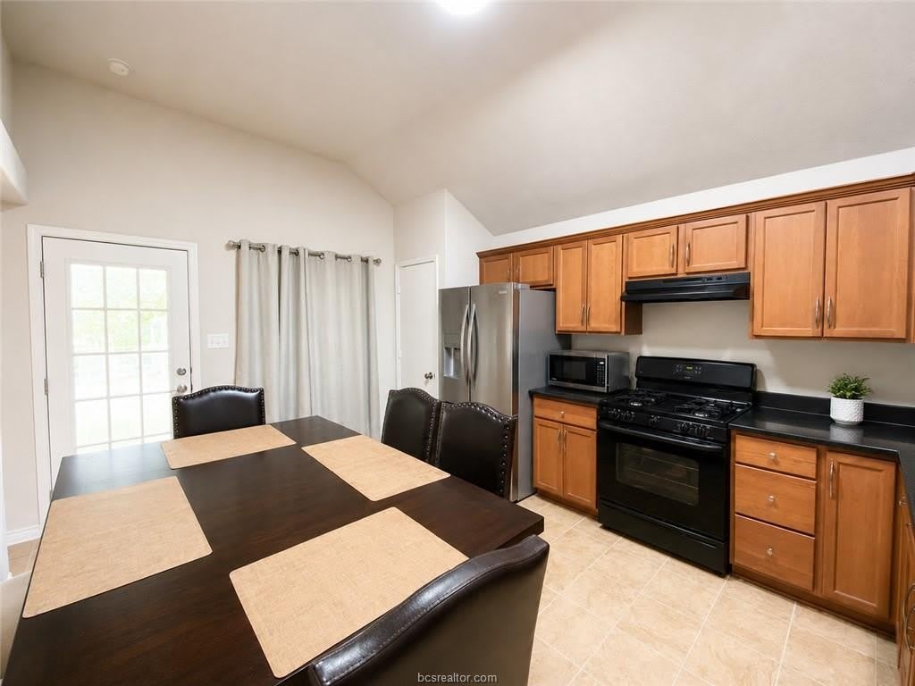 911 Crested Point Drive – photo 2