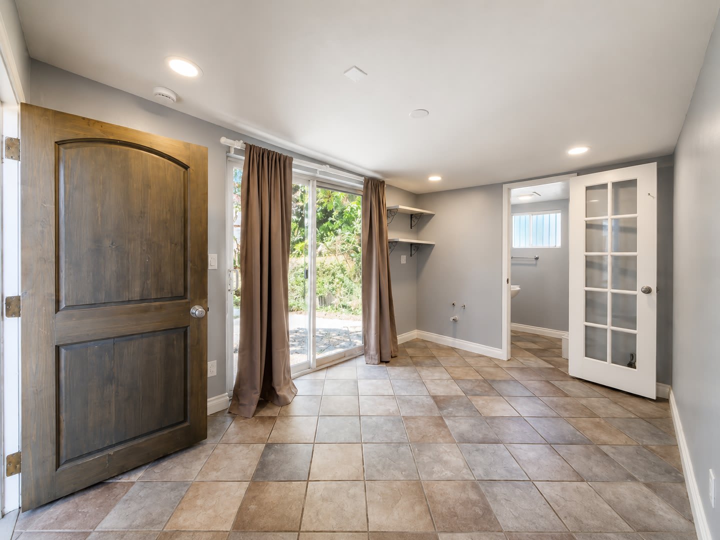Amazing 3 Bedroom 2 Bath House in Best Neighborhood – photo 4