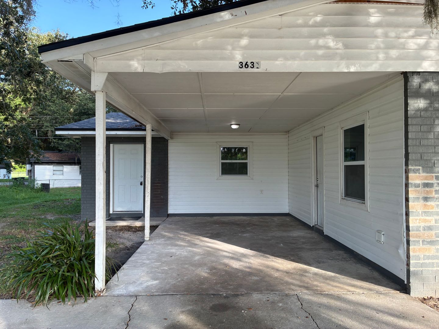 2-Bedroom Duplex with Private Carport Near Main Roads – photo 1