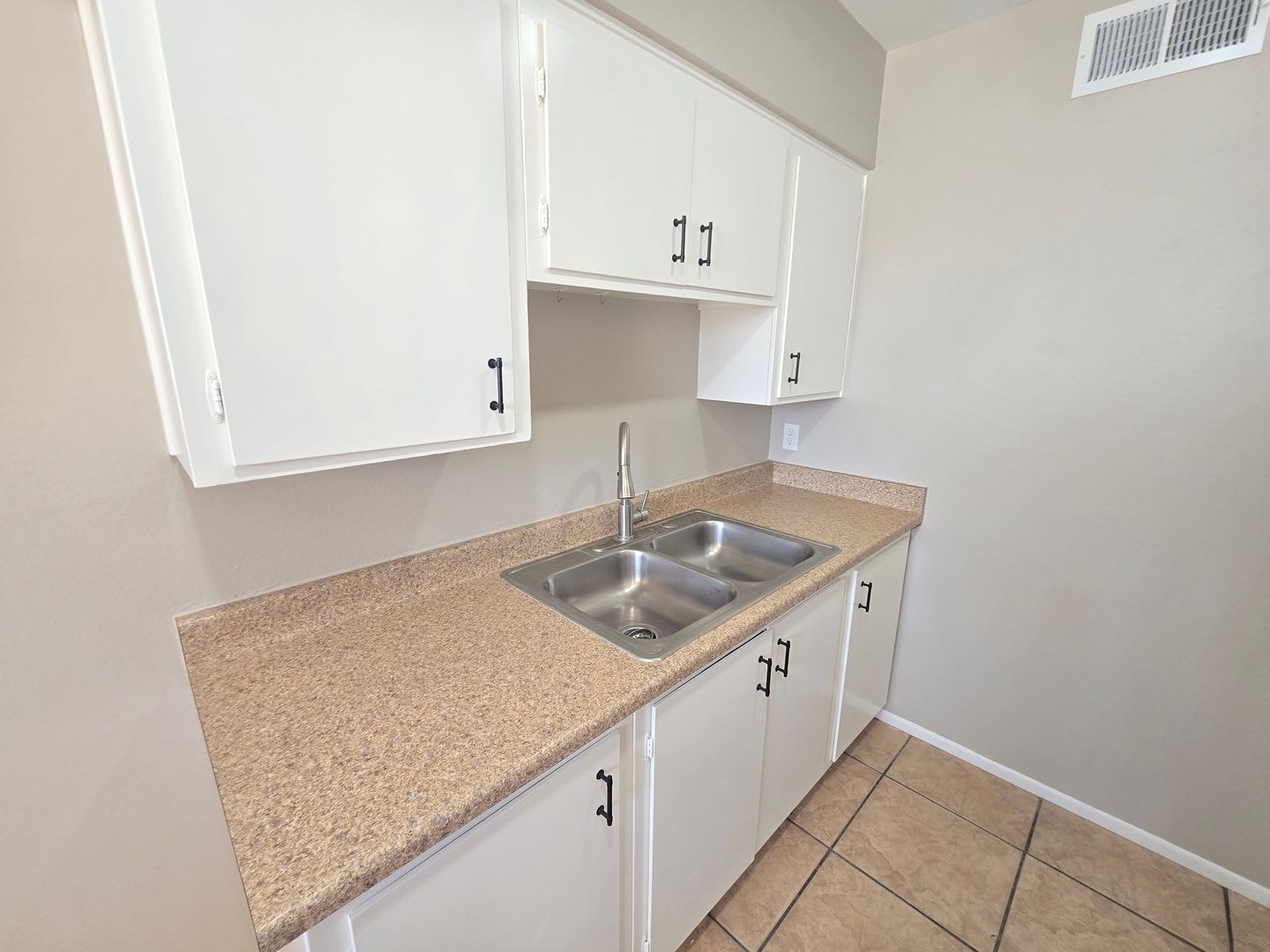 Great Location! Remodeled 1 bed 1 bath – photo 4