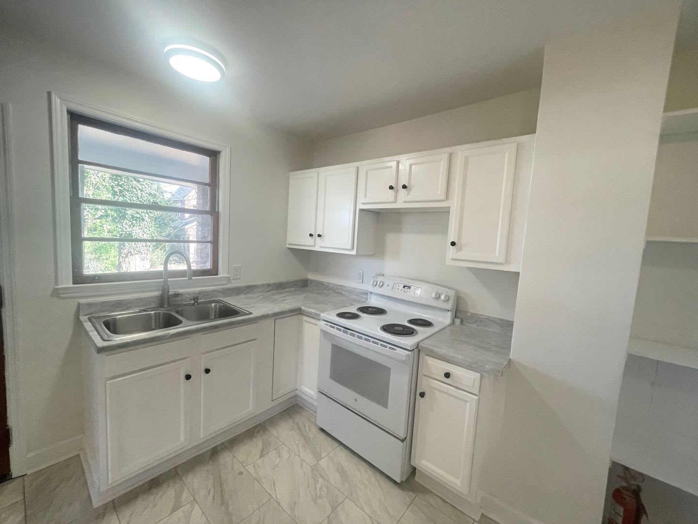 Duplex on Saluda Ave. – photo 3