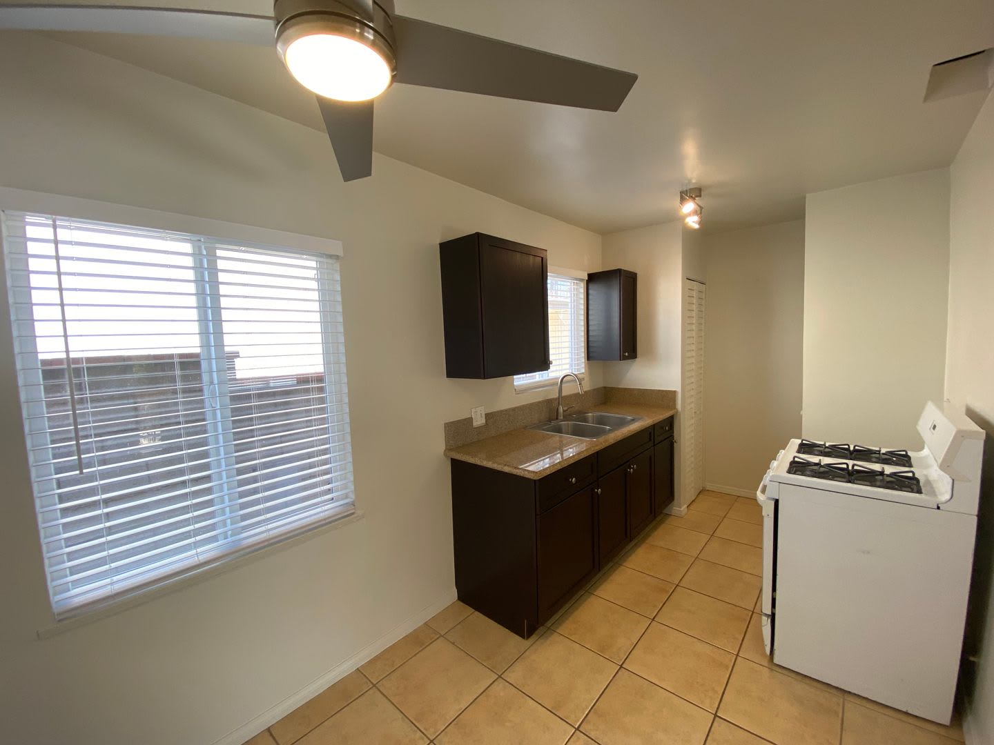 1 Bed + 1 Bath with Laundry On-site – photo 3