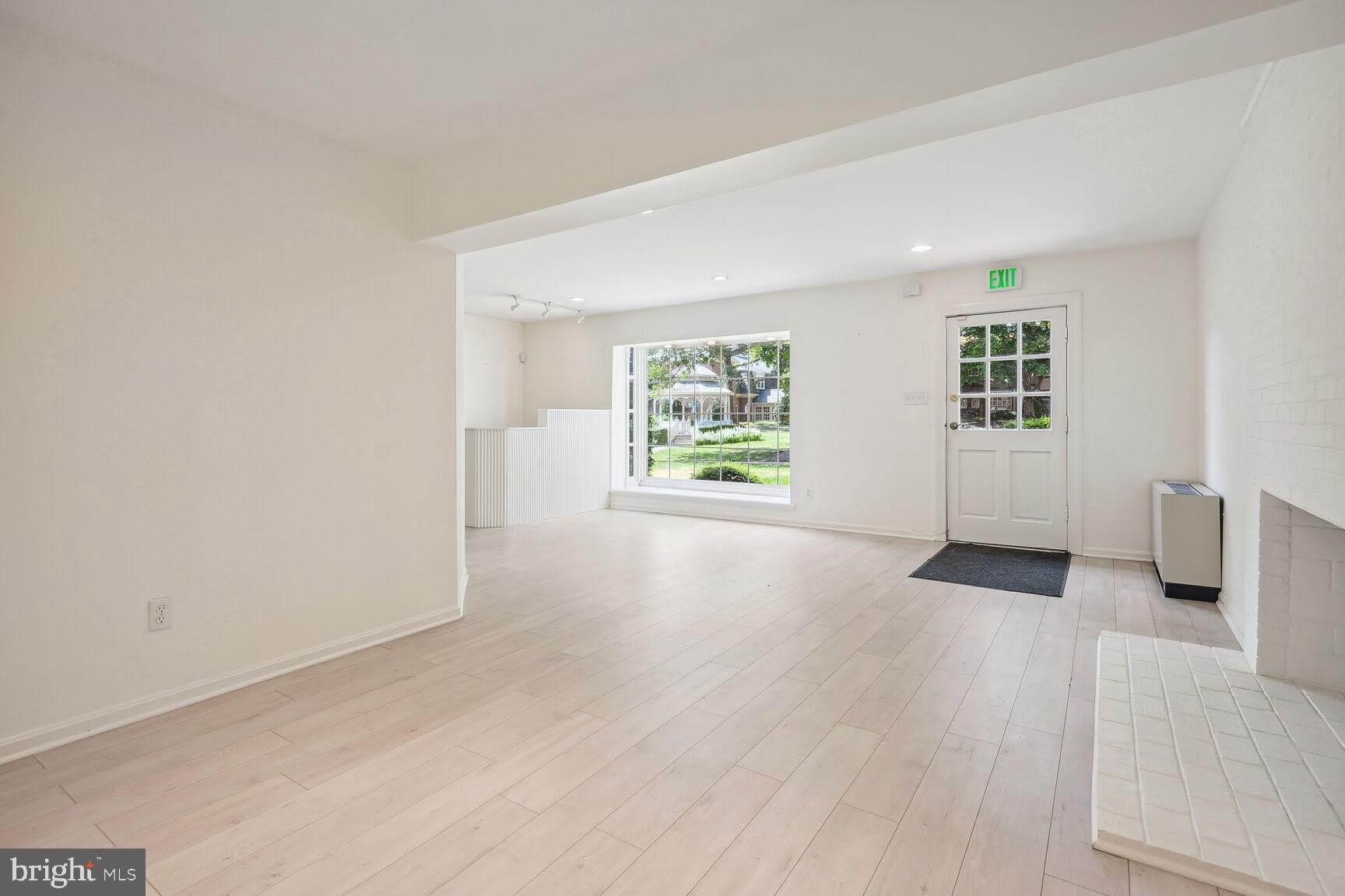 752 WALKER Road – photo 3