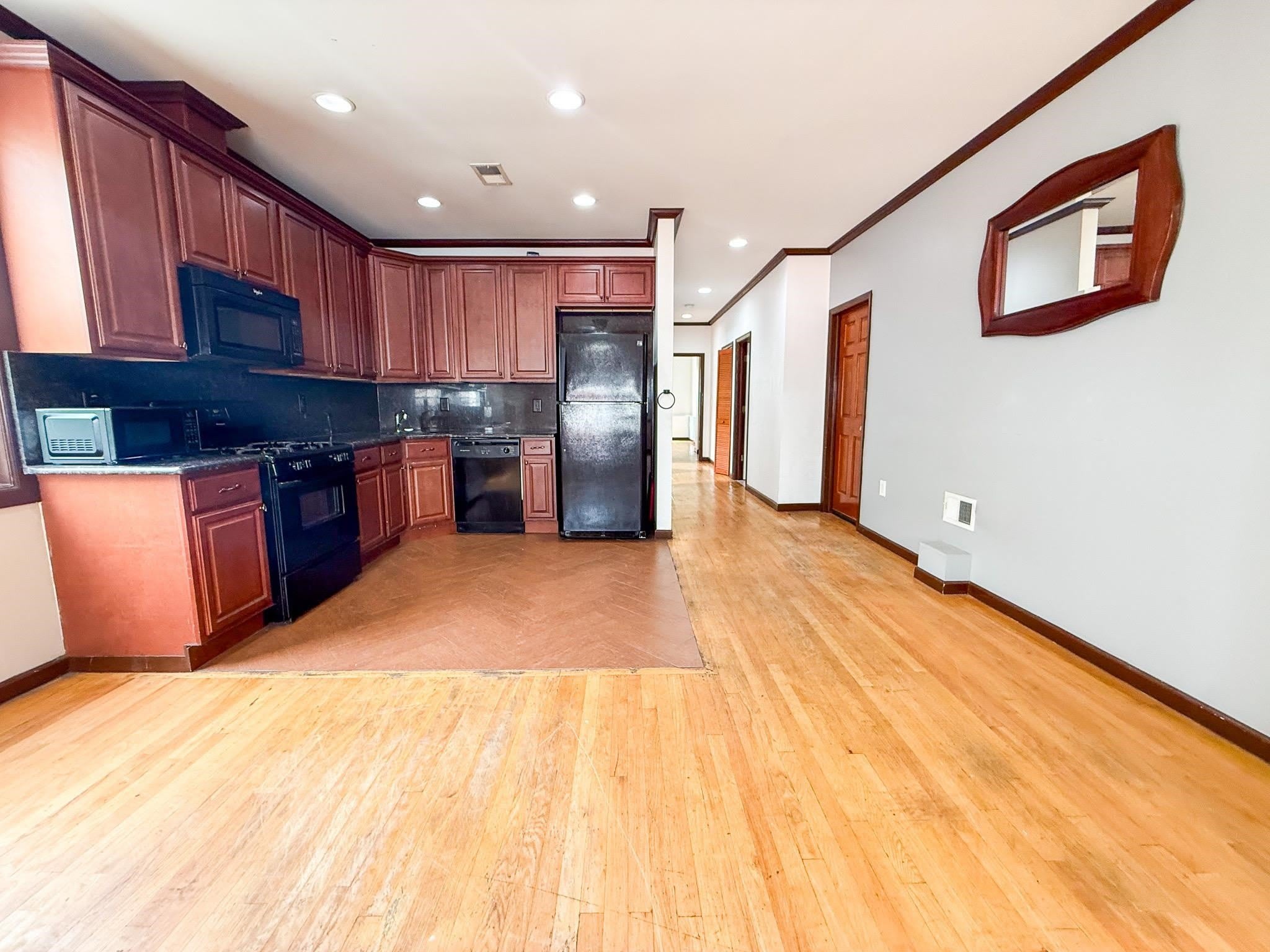 107 Oxford Ave – photo 2