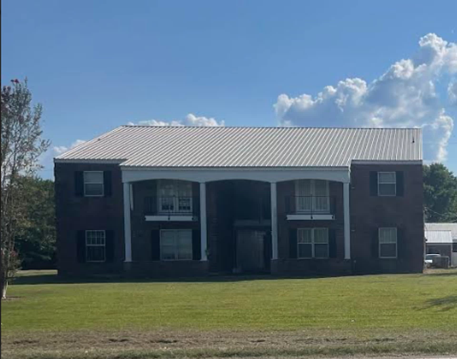 Colonial Apartments – photo 1