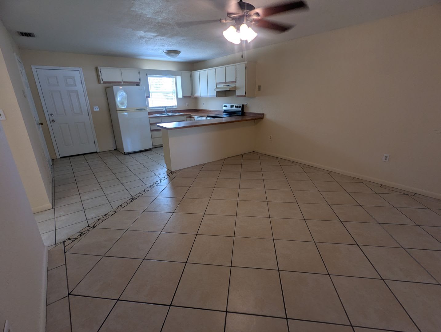 Spacious 2-Bedroom, 1-Bath First-Floor Apartment for Rent. Furry friends welcome! – photo 2
