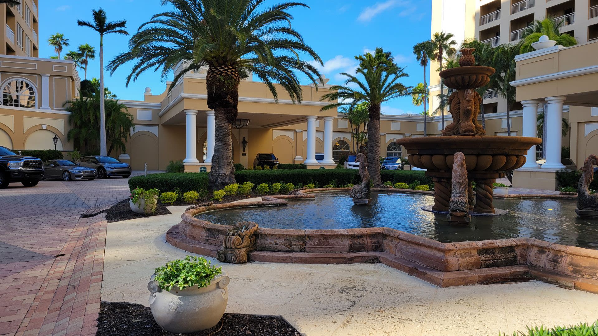 Seasonal/short term 3/2 renovated Ritz Carlton beauty with long water views – photo 2