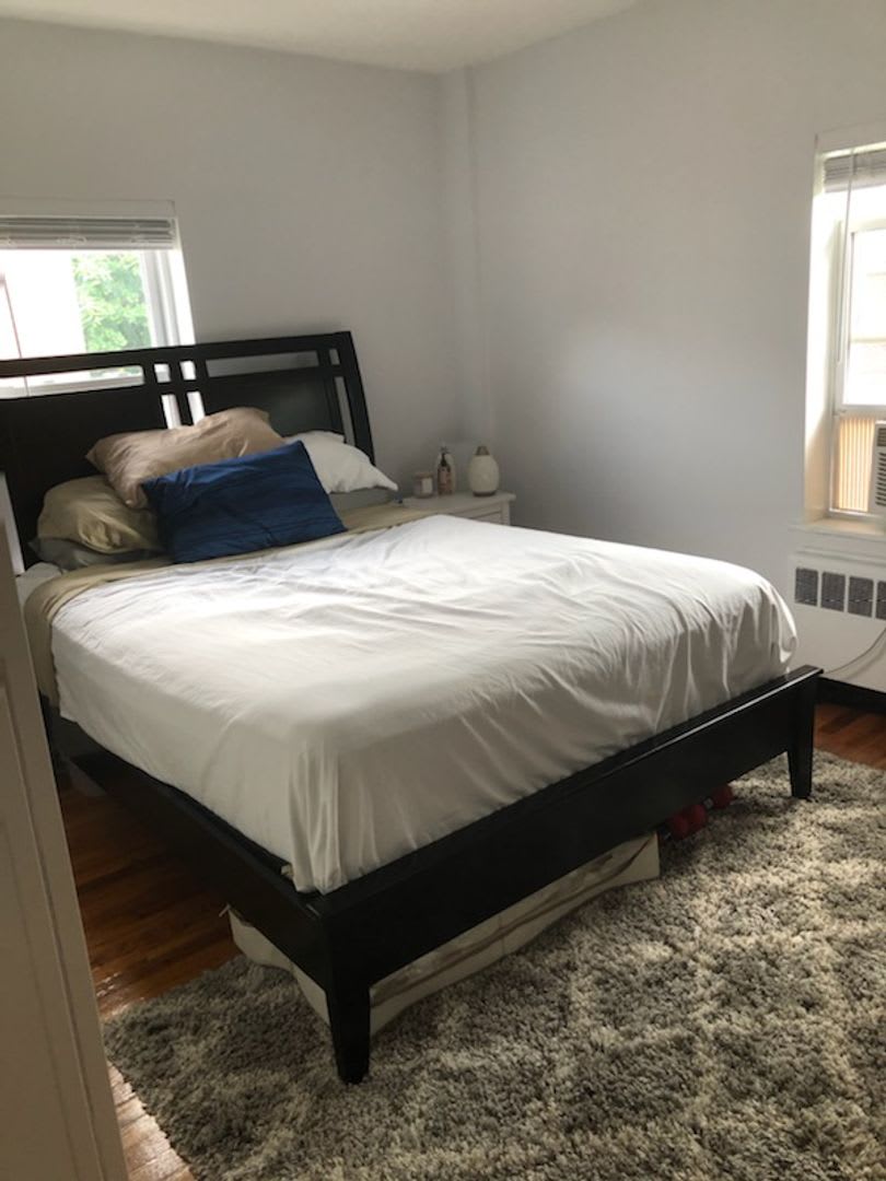 Nicely renovated 1 bed in Oak Square! – photo 2