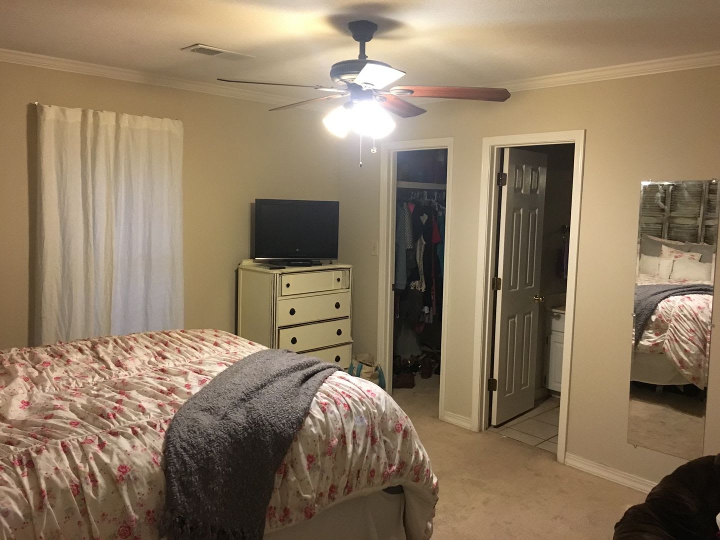 Roommate Needed!! Walk to the Square! Available NOW... – photo 3