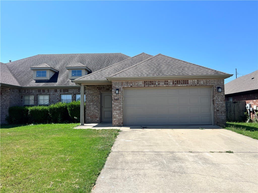 930 Kensington Drive – photo 1