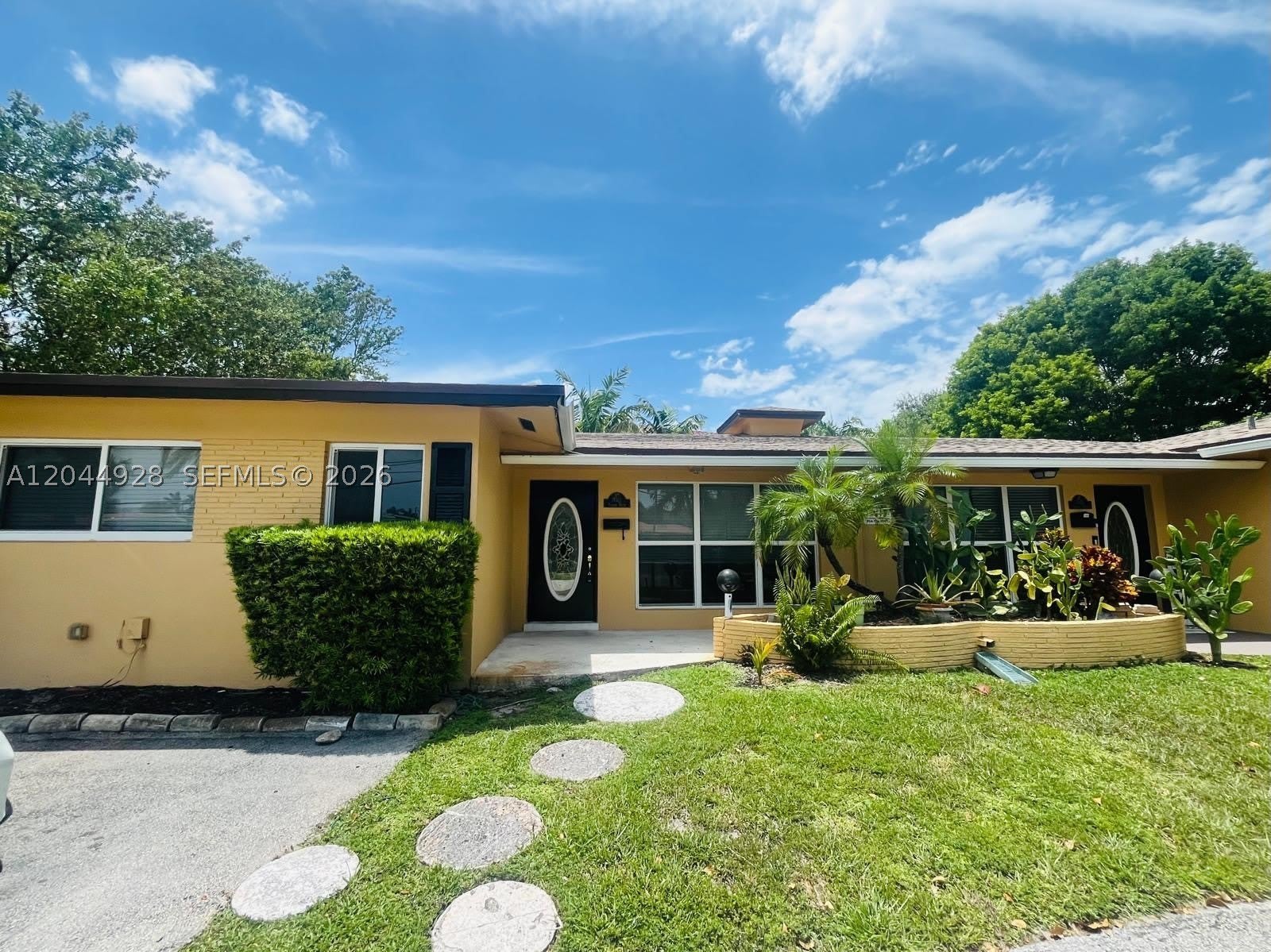 1061 NE 26th Ave – photo 1