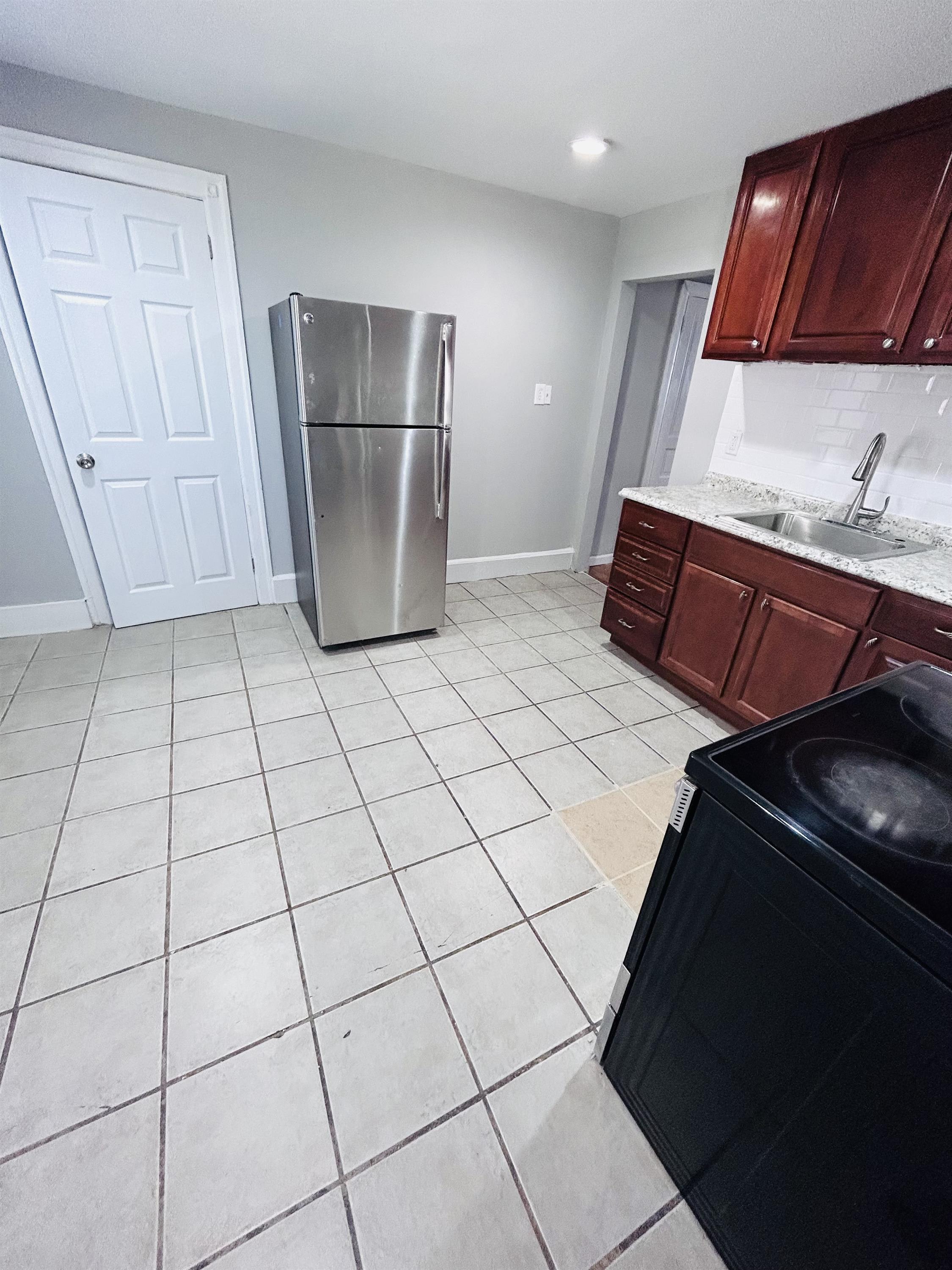 1221 Lindley Avenue – photo 4