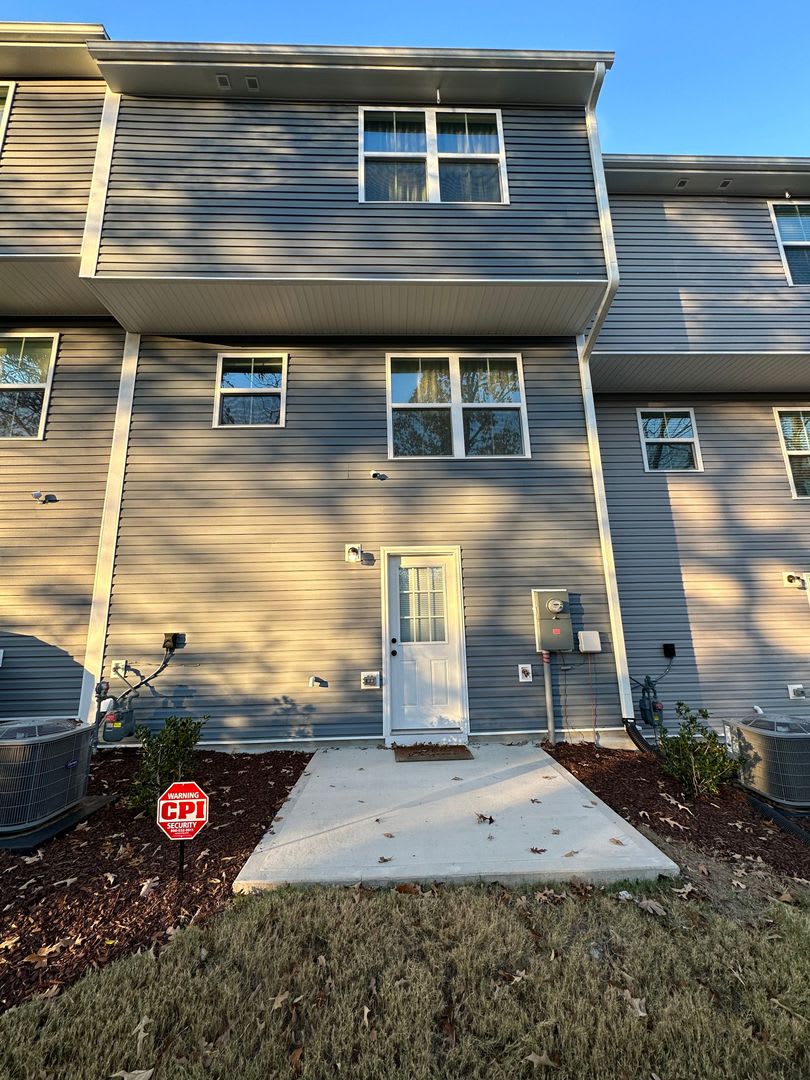 FULLY FURNISHED like-new Townhouse w/ Garage – photo 2