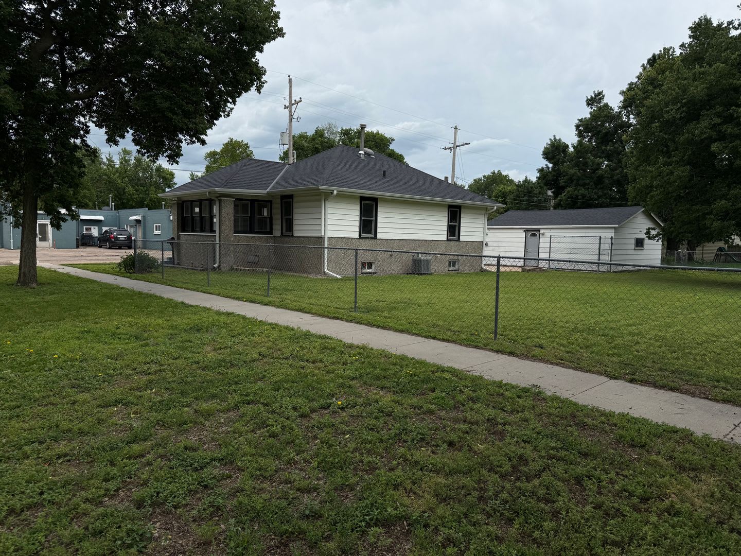 Charming 2 Bedroom Home With Spacious Backyard And 2 Car Garage – photo 2
