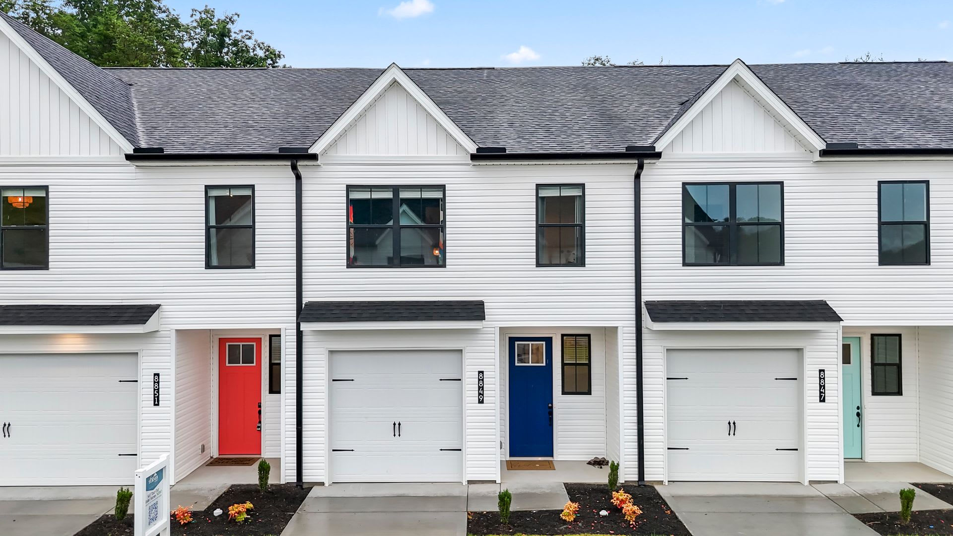 3-Bed, 2.5-Bath Townhome with Washer & Dryer Included – photo 1