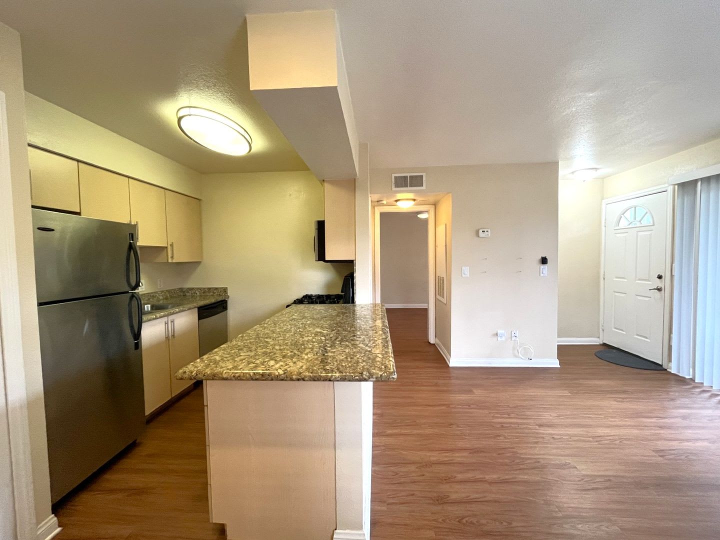 1 bed, 1 bath located in Corona! – photo 4