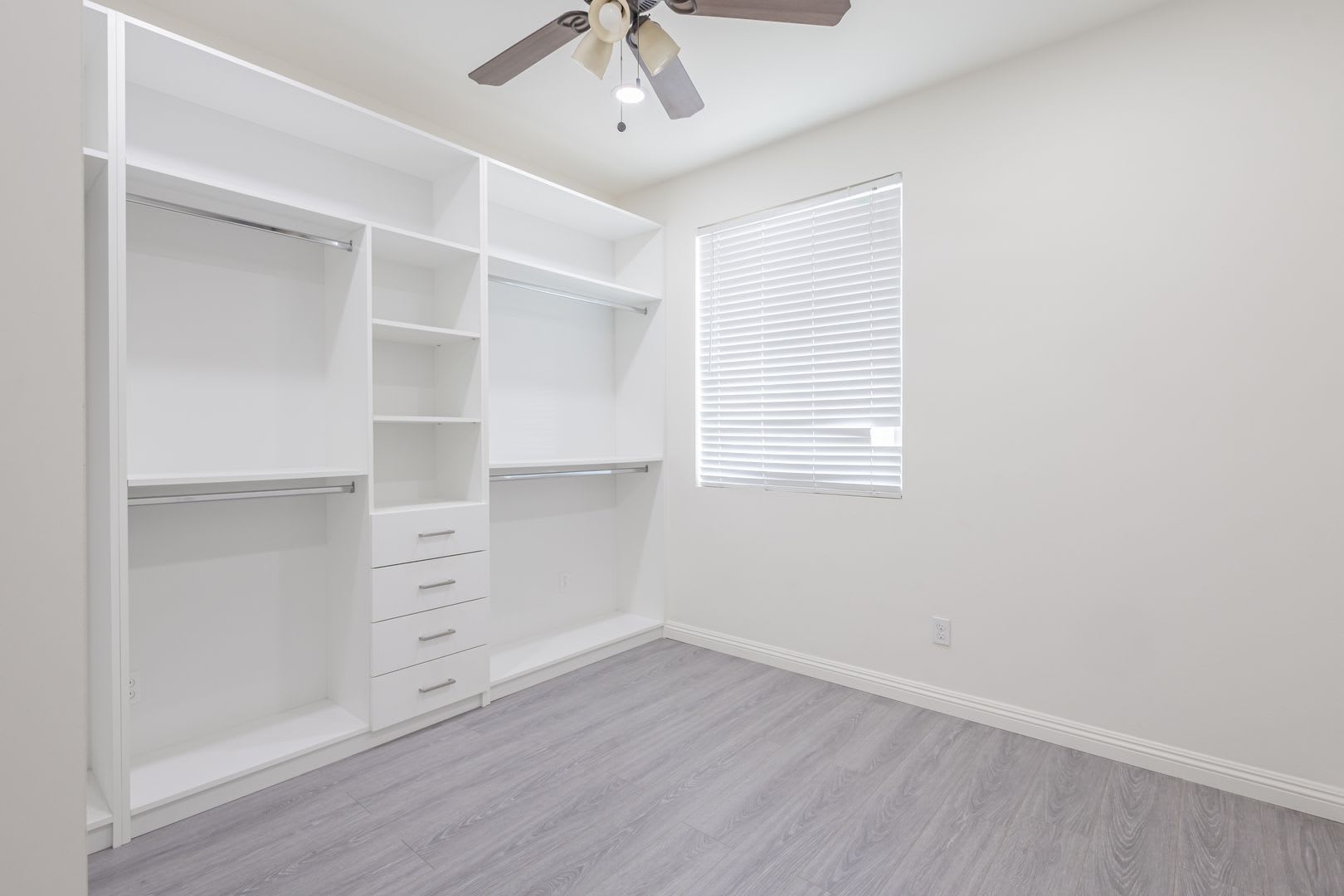 Spacious 5-Bedroom Home in Chino Preserve – photo 2