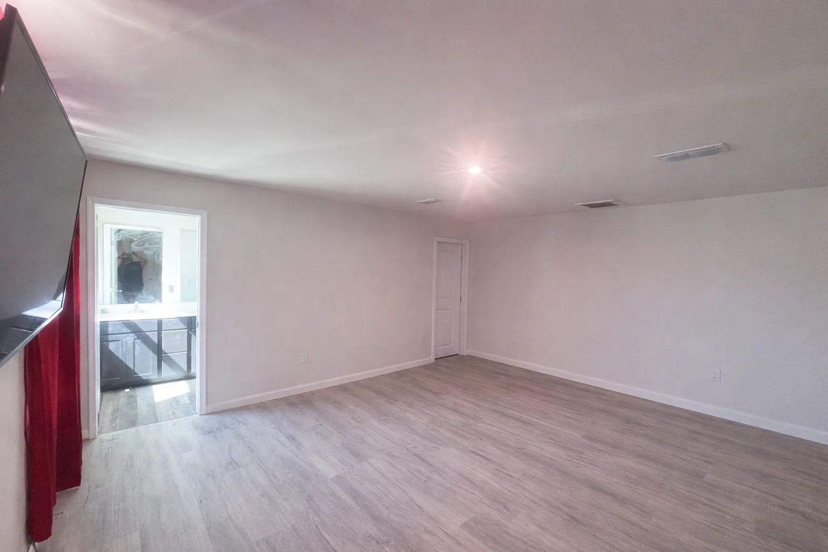 Room in 4 Bedroom Home at Browband St – photo 2