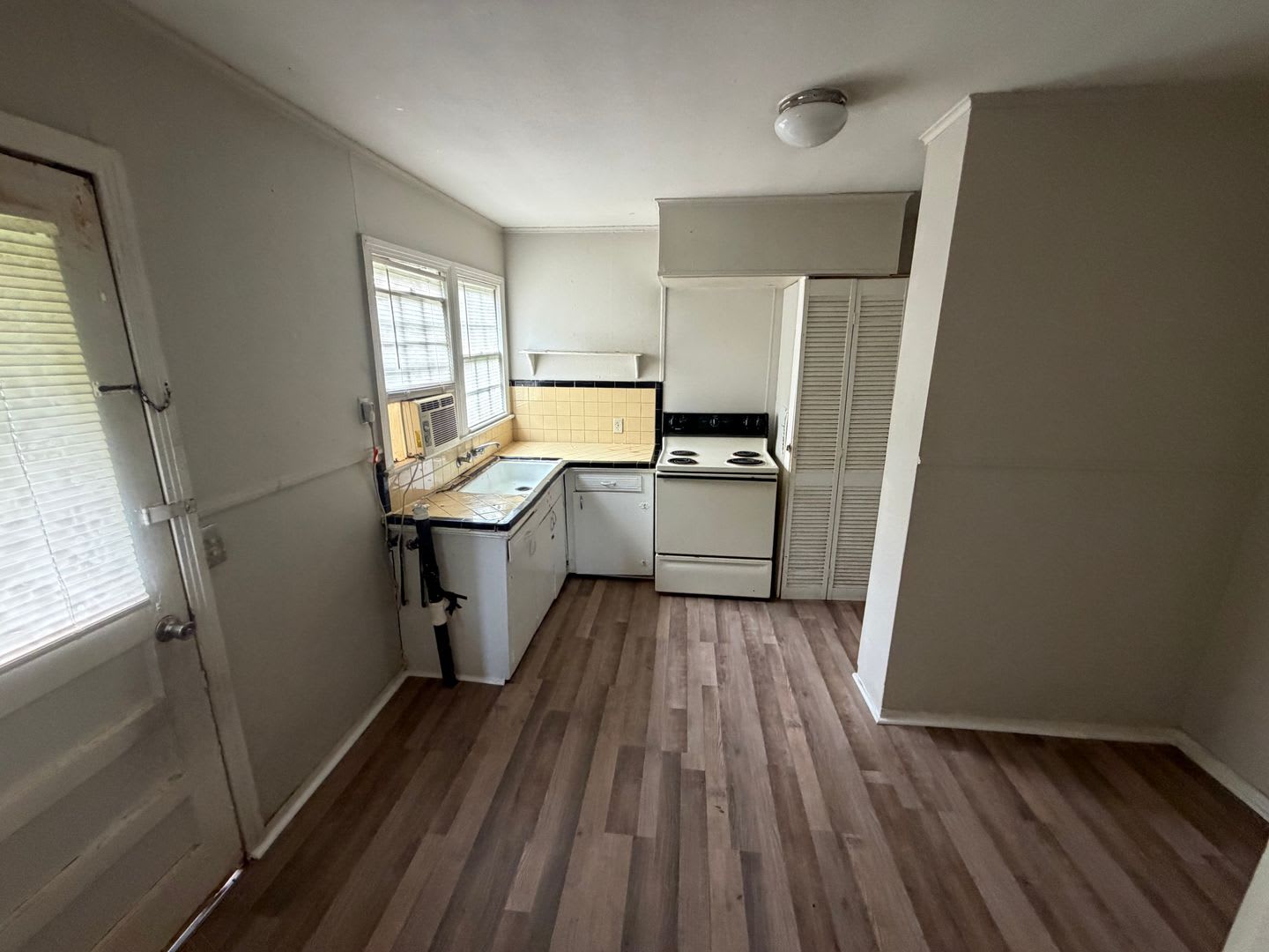 New Paint and Flooring, 1 Bedroom Bossier Home – photo 4