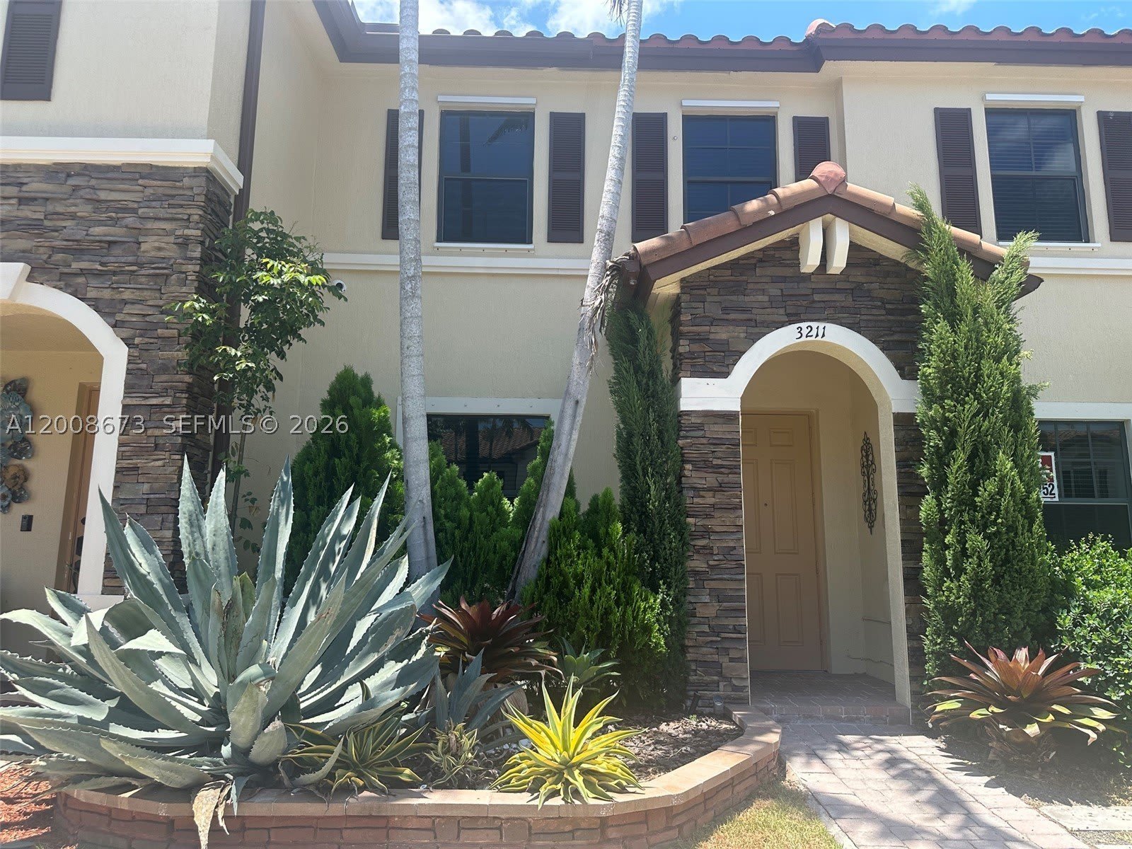 3211 SE 6th St – photo 1