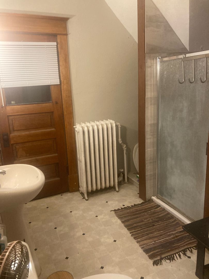Huge house! Prime Location!! Available 6/1/24 – photo 3