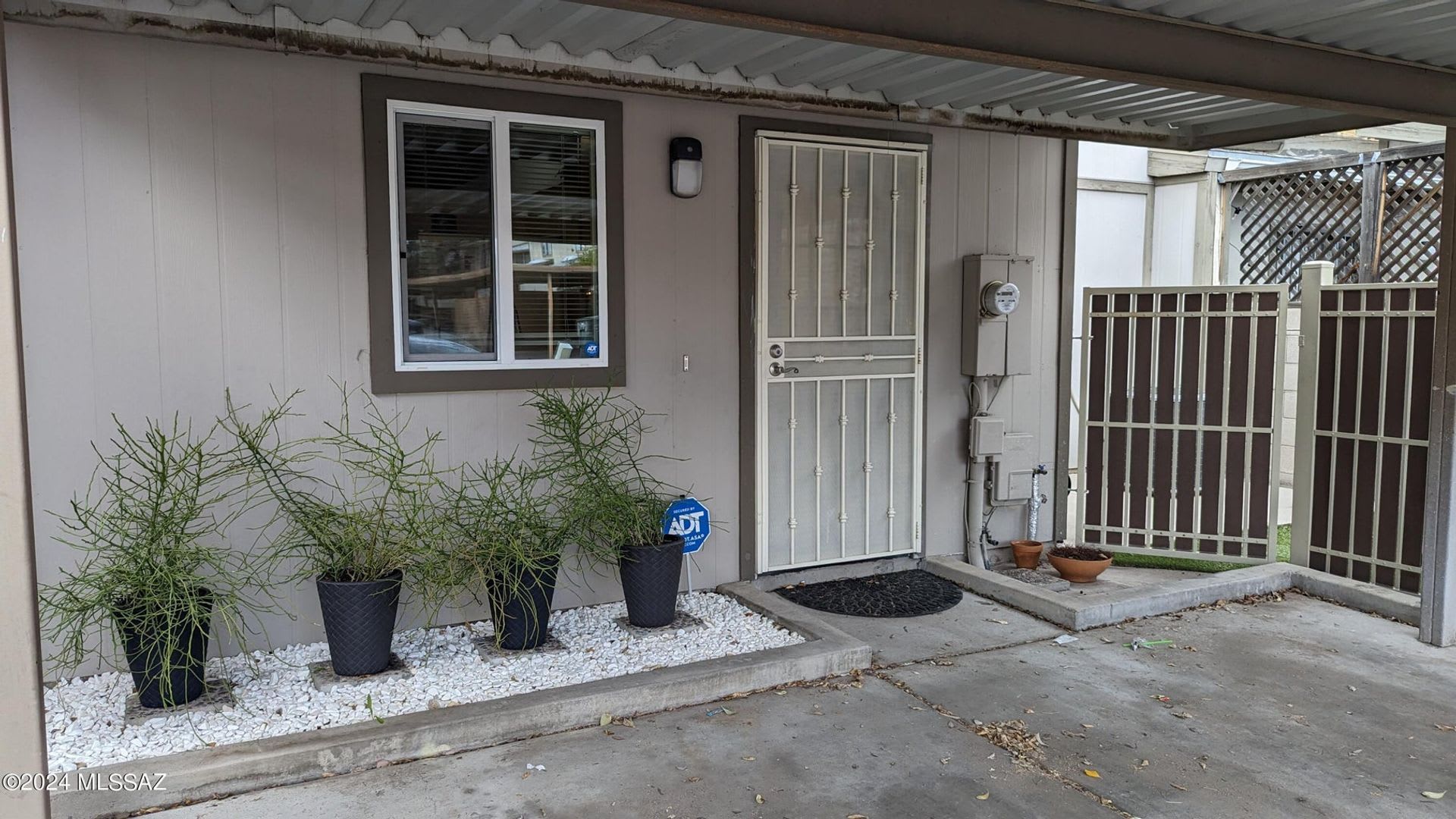 Cool 2 story townhouse – photo 1